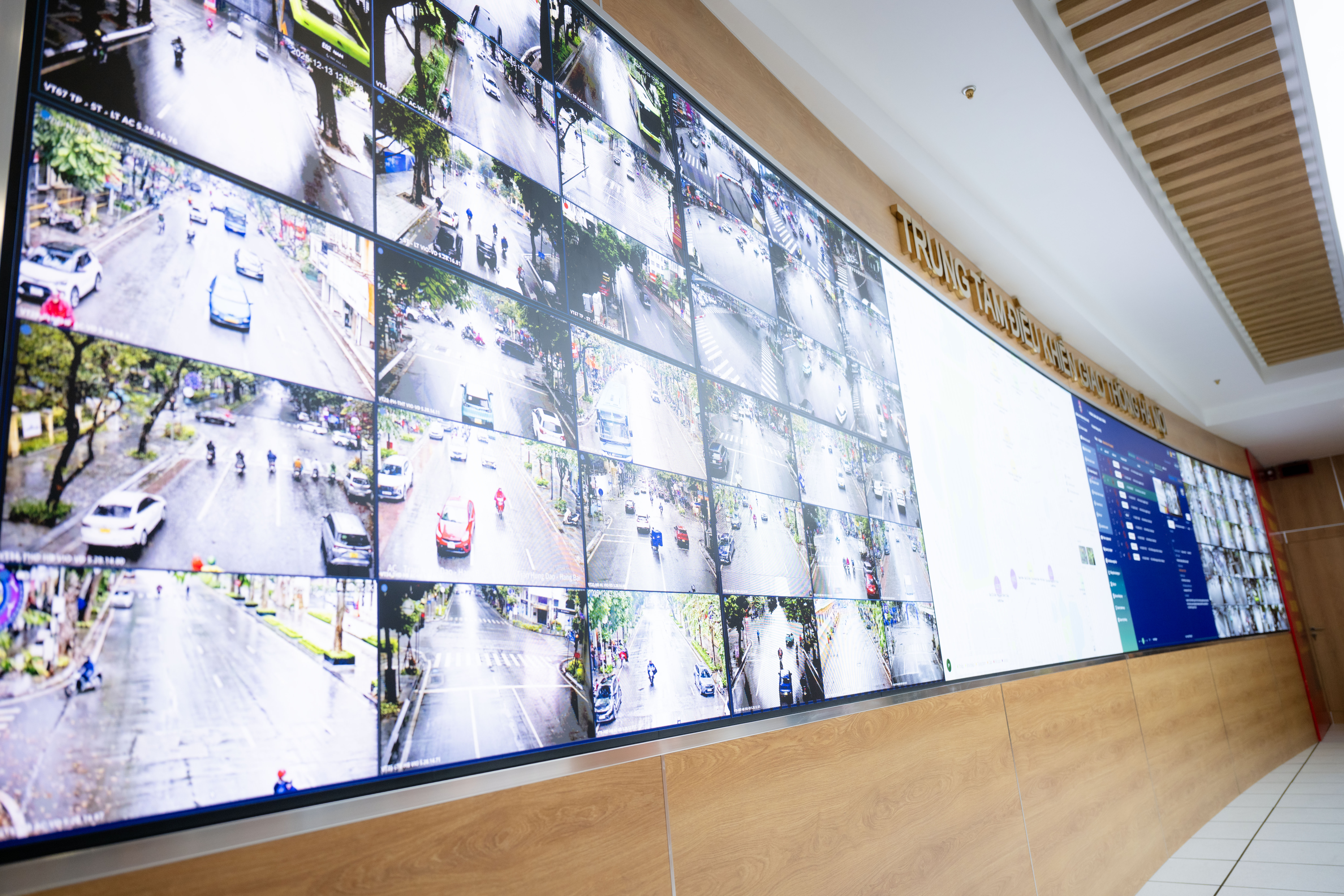 Cận cảnh Trung tâm điều khiển 1.837 Camera AI tại Hà Nội, phát hiện tối đa 28 lỗi vi phạm, hoạt động cụ thể ra sao?- Ảnh 2. Cận cảnh Trung tâm điều khiển 1.837 Camera AI tại Hà Nội, phát hiện tối đa 28 lỗi vi phạm, hoạt động cụ thể ra sao?- Ảnh 2.