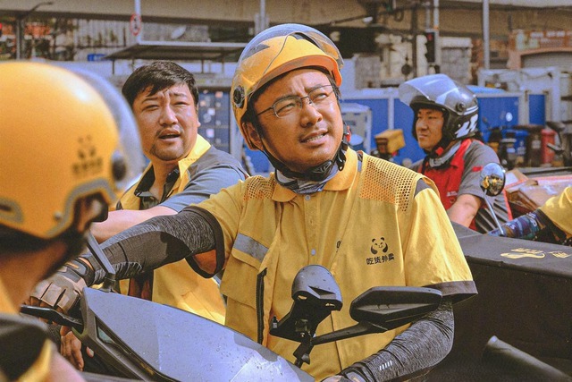 hinh 2 nguoi giao hang trong ups