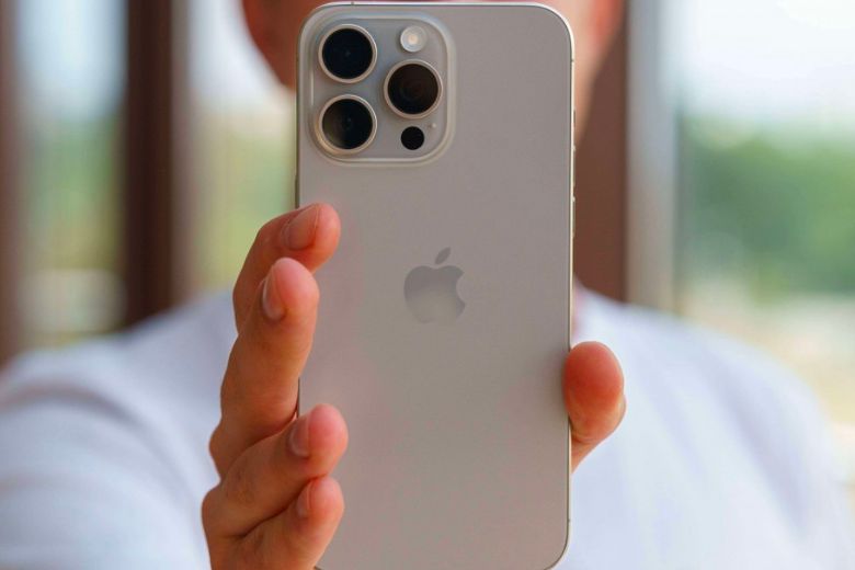 hinh anh thuc te tren tay iphone 15 pro max mau titan trang didongviet