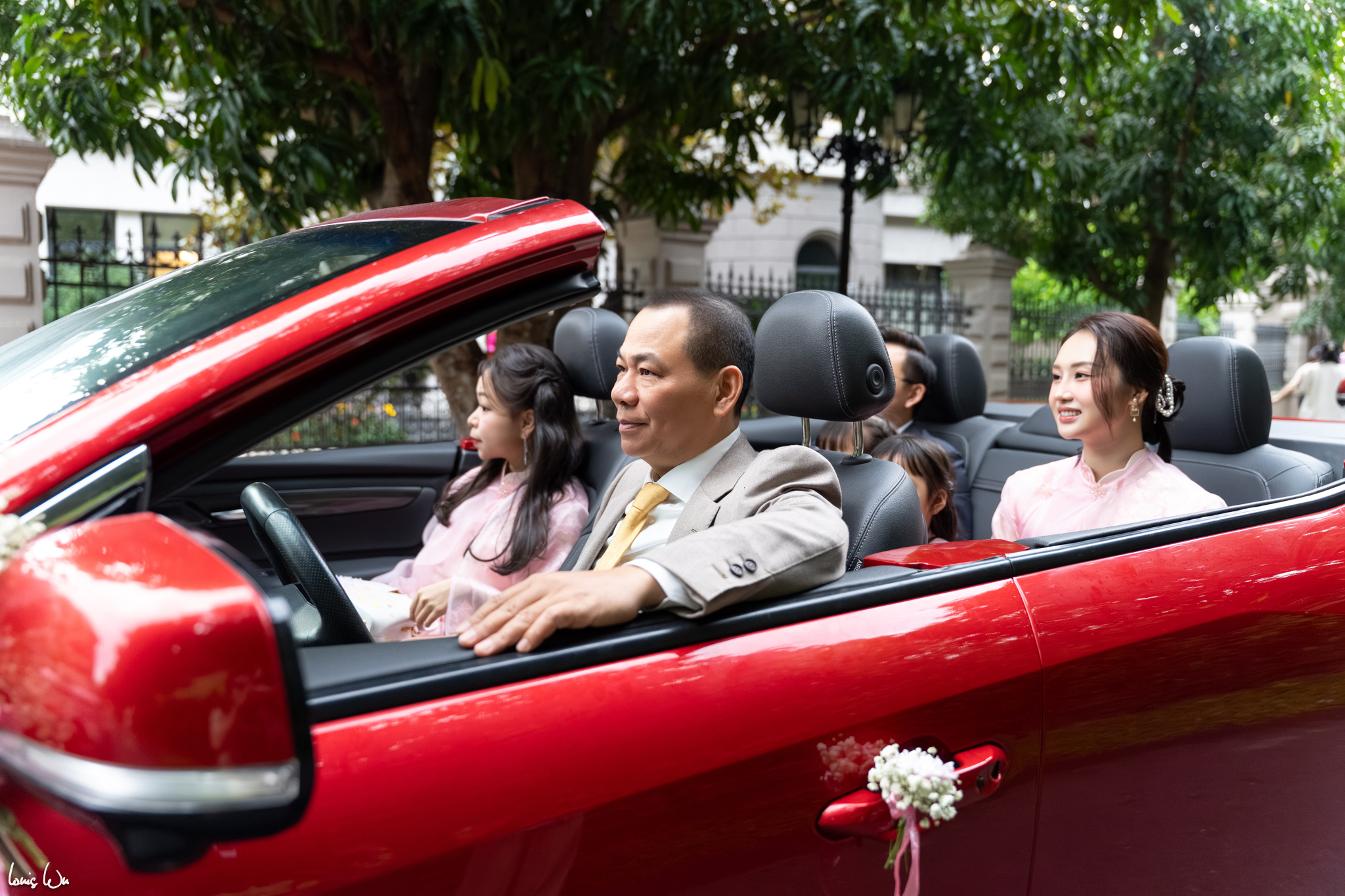 anh 3dan dau doan don dau la ty phu pham nhat vuong ong dich than lai chiec xe vf 8 mui tran mau do cho cac con va cac chau toi xin dau tren xe khong co ba pham thu huong boi theo phong tuc mien bac me chong kieng