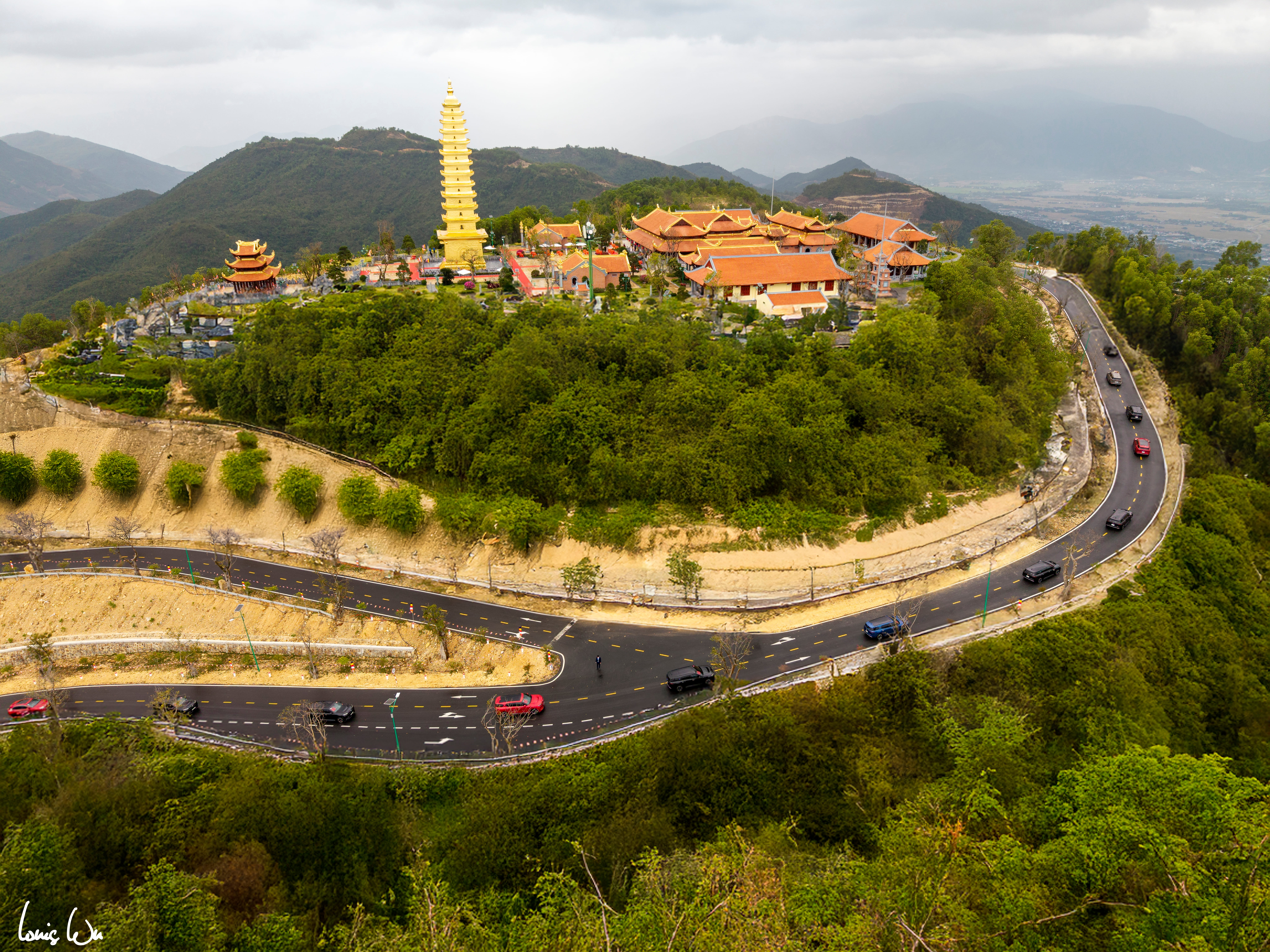 anh 5ngoai lac hong 900 lx dan xe dua dau con co nhieu mau xe cao cap nhu vf 8 vf 9 nhung chiec xe dien vinfast noi dai da tao nen khoanh khac dang nho trong ngay trong dai 1