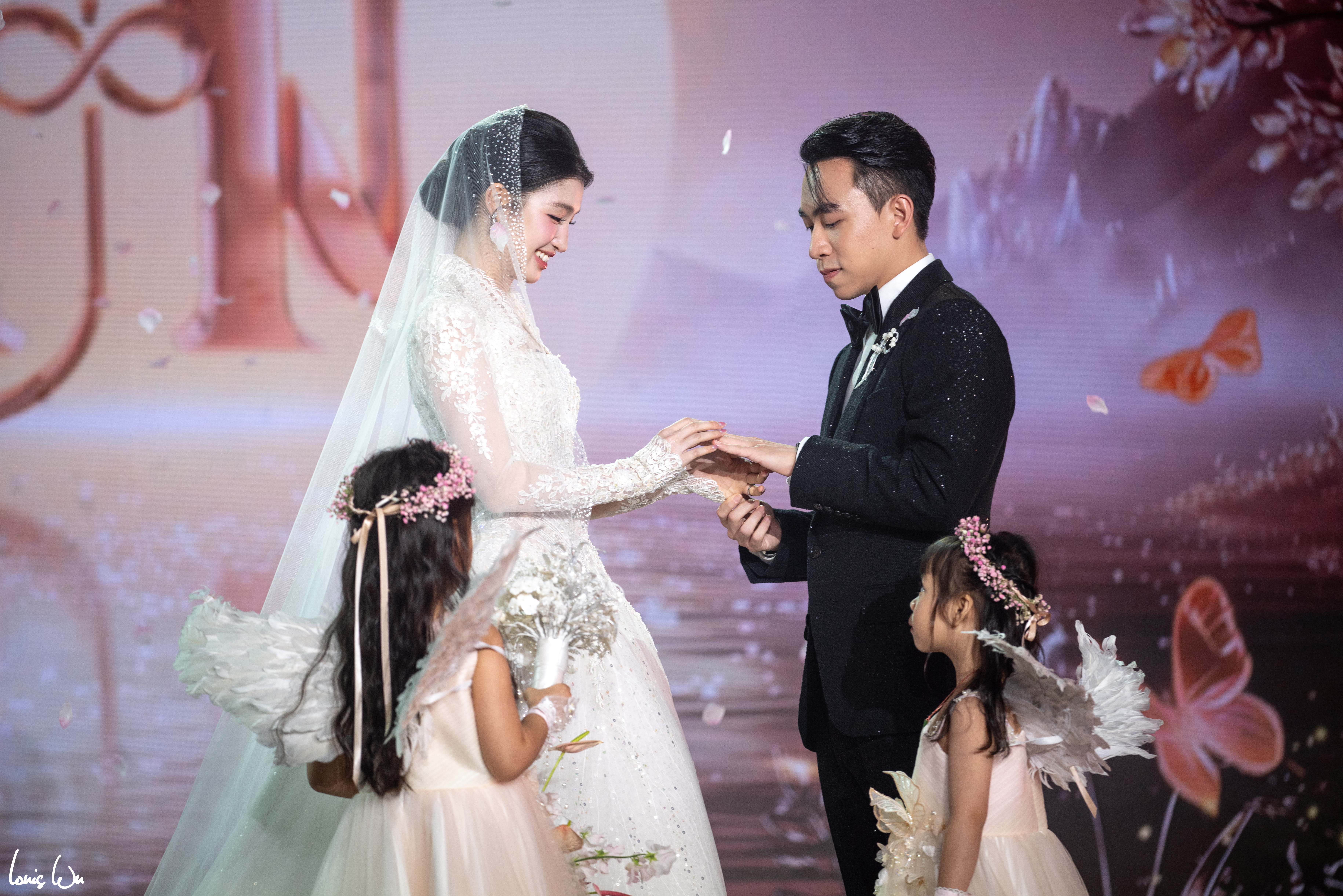 anh 8cap doi trao nhan cuoi nguyen uoc ben nhau tron doi trong su chuc phuc cua moi nguoi 1 1