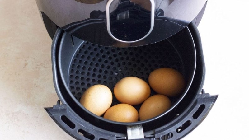 meo luoc trung bang noi chien khong dau thanh cong my man tipsnote 800x450 1