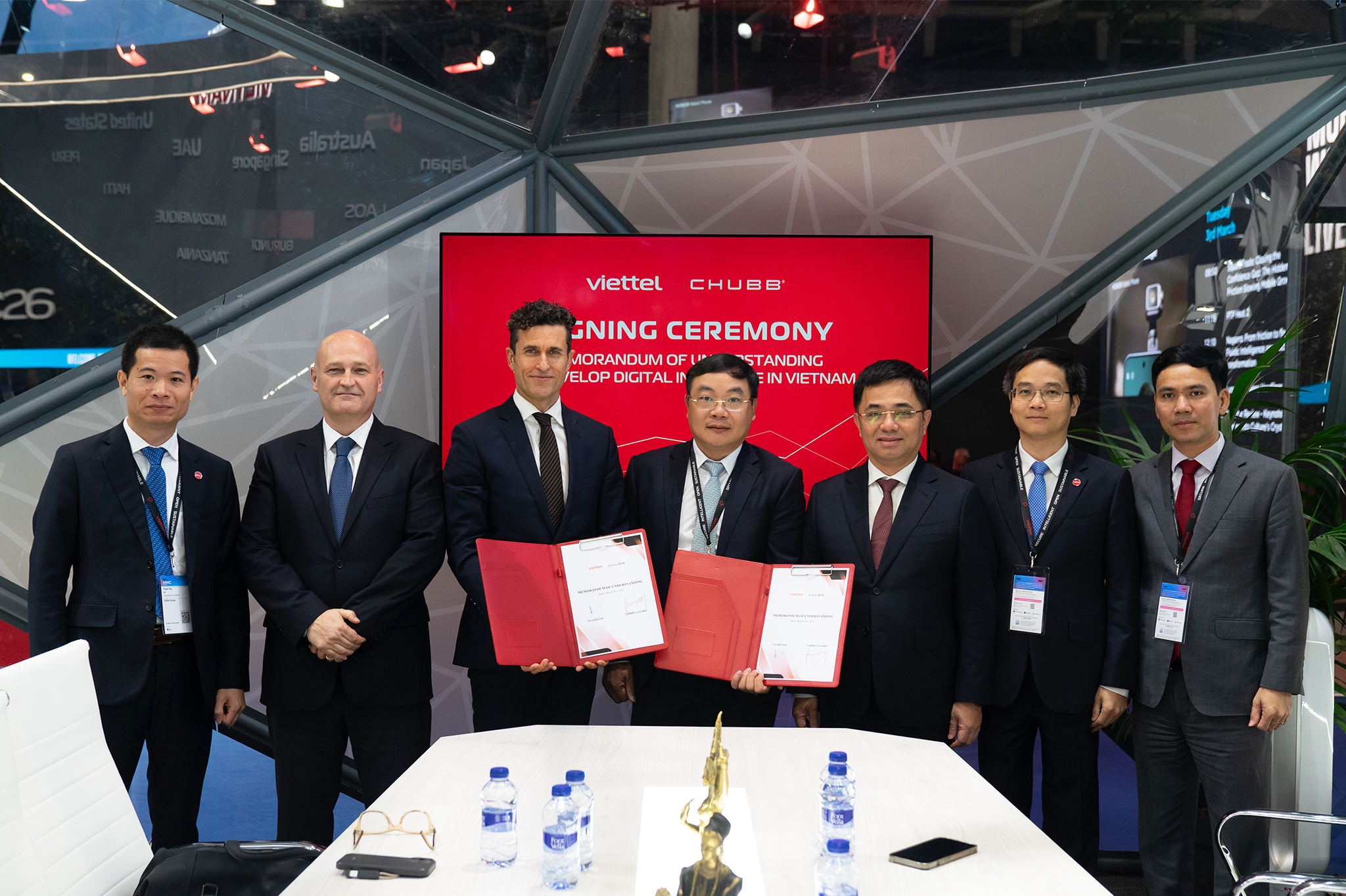 anh 2 viettel digital ky ket hop tac chubb mwc barcelona 2026