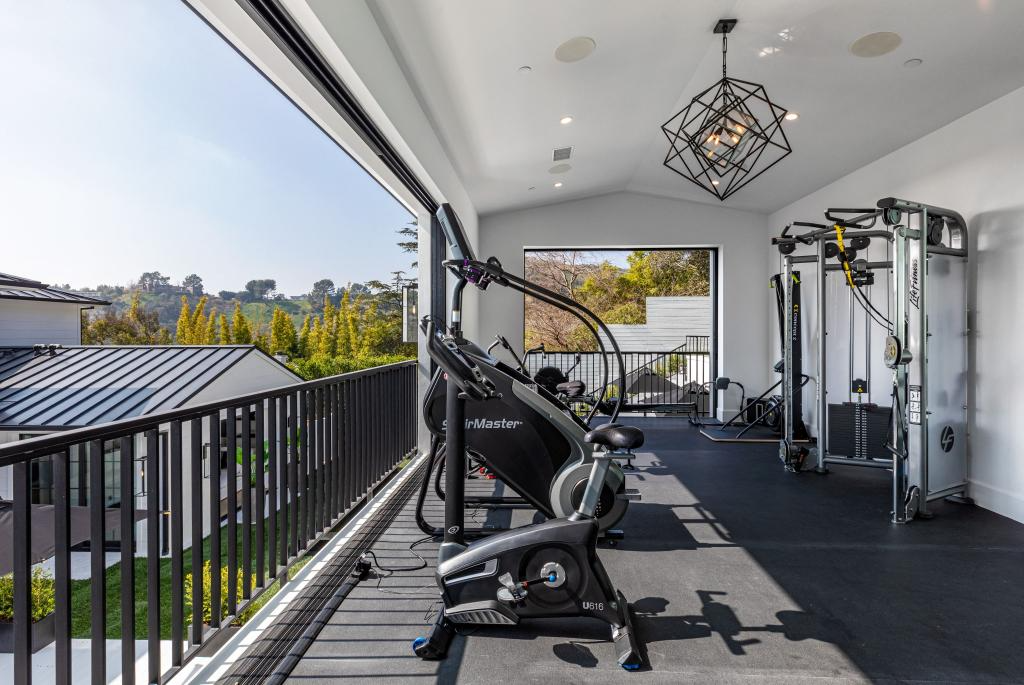 five bedroom home includes seven 4