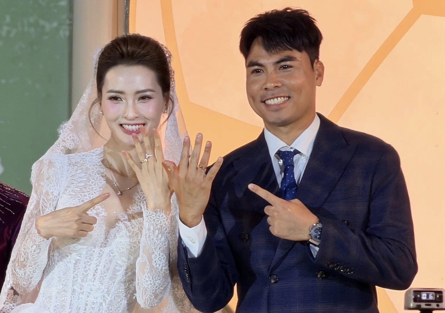 MC Huyền Trang Mù Tạt tiết lộ sụt 5kg vì lo cho đám cưới với Đức Huy, loạt khoảnh khắc trên lễ đường gây sốt