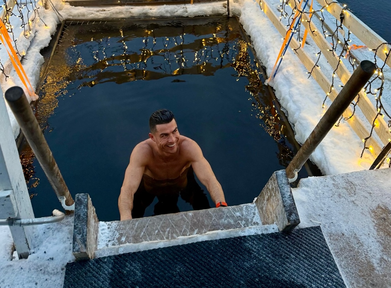 Ronaldo làm gì khi bị loại khỏi tuyển Bồ Đào Nha? 