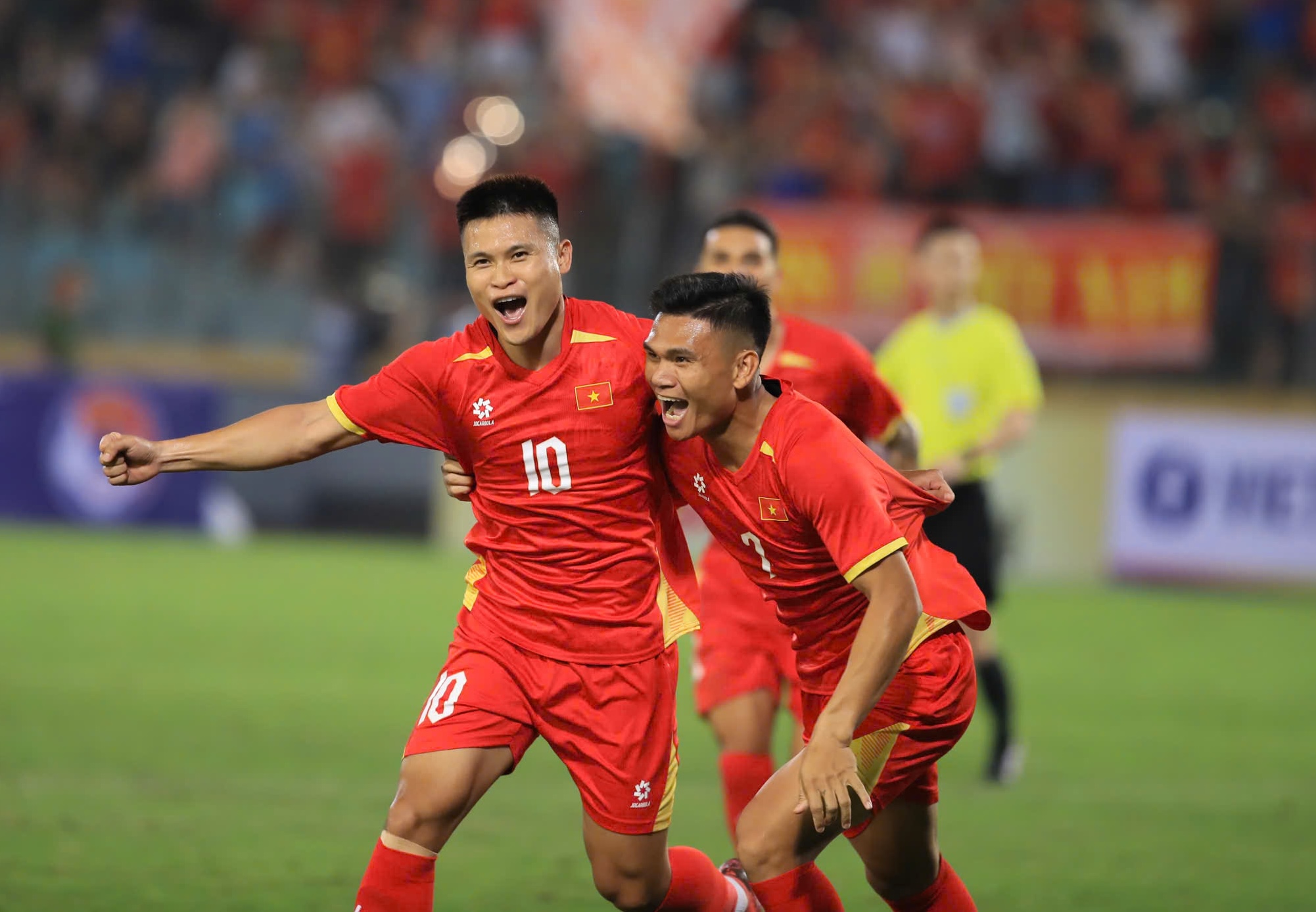 1558144423440701664 3