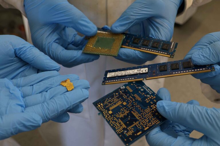 gold from computer parts 768x512