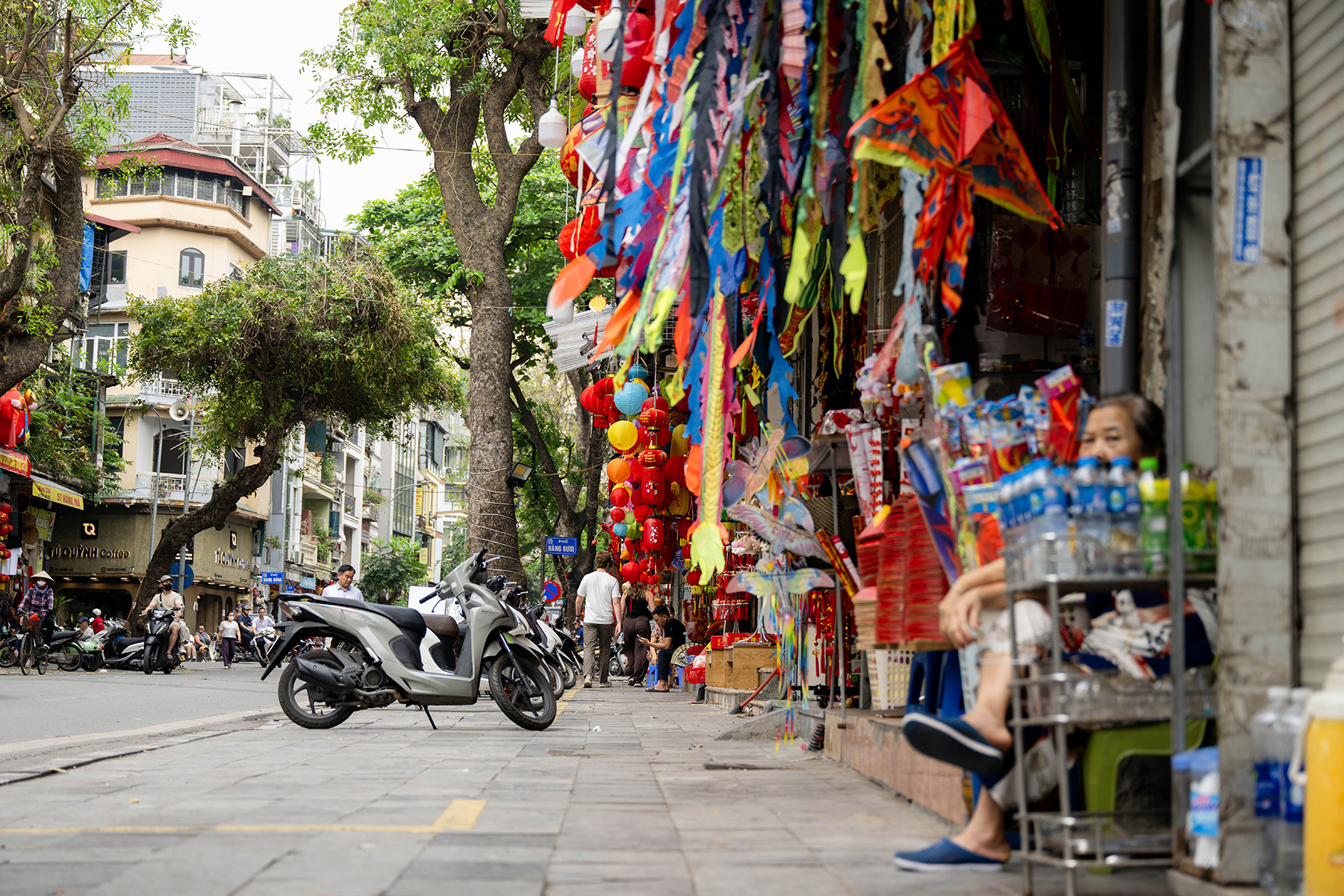 hang hoa duoc thu gon sat mat tien via he tro nen thong thoang nguoi ban ngoi lang le truoc cua canh mua ban kem phan nhon nhip so voi truoc1