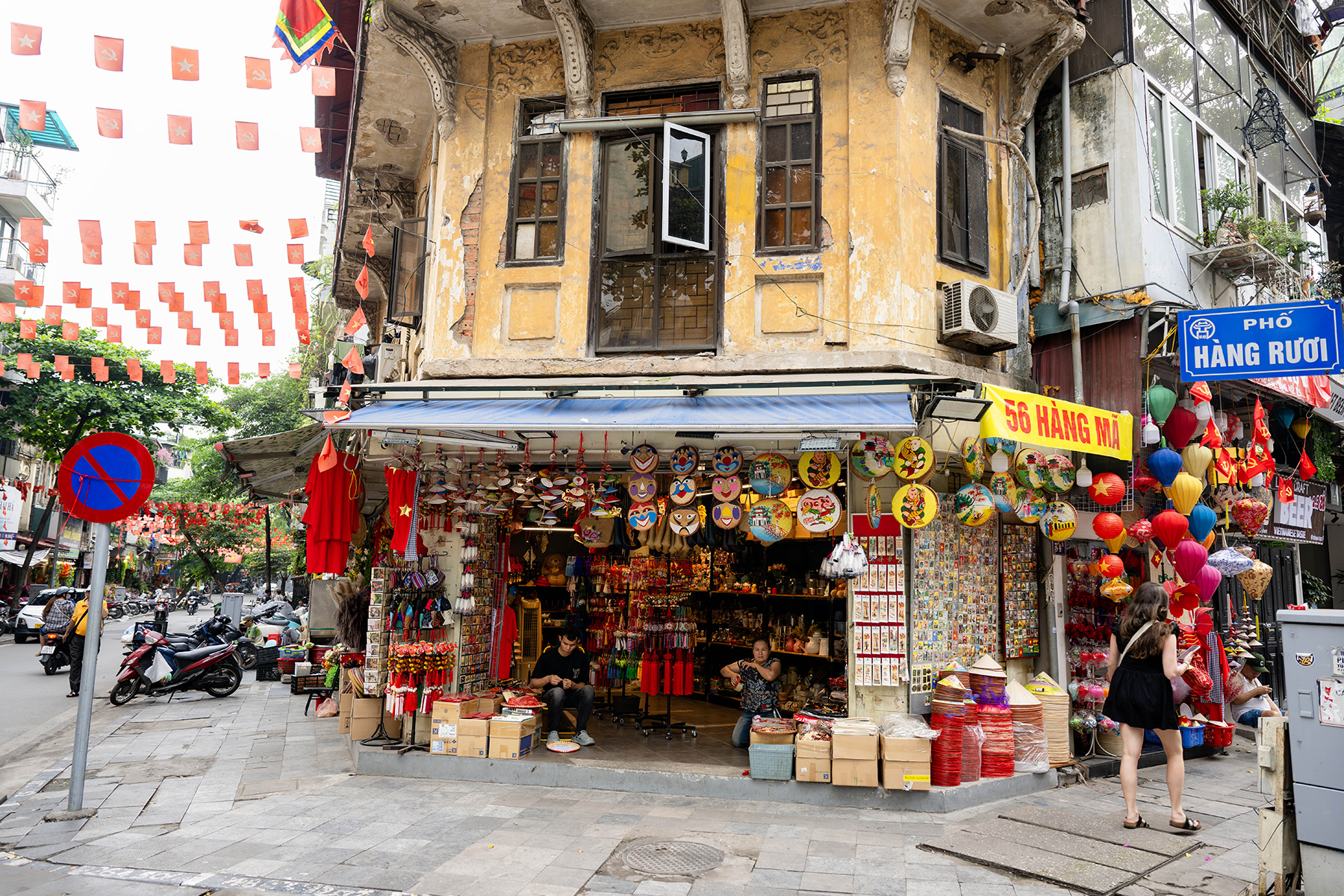 hang hoa duoc thu gon sat mat tien via he tro nen thong thoang nguoi ban ngoi lang le truoc cua canh mua ban kem phan nhon nhip so voi truoc2