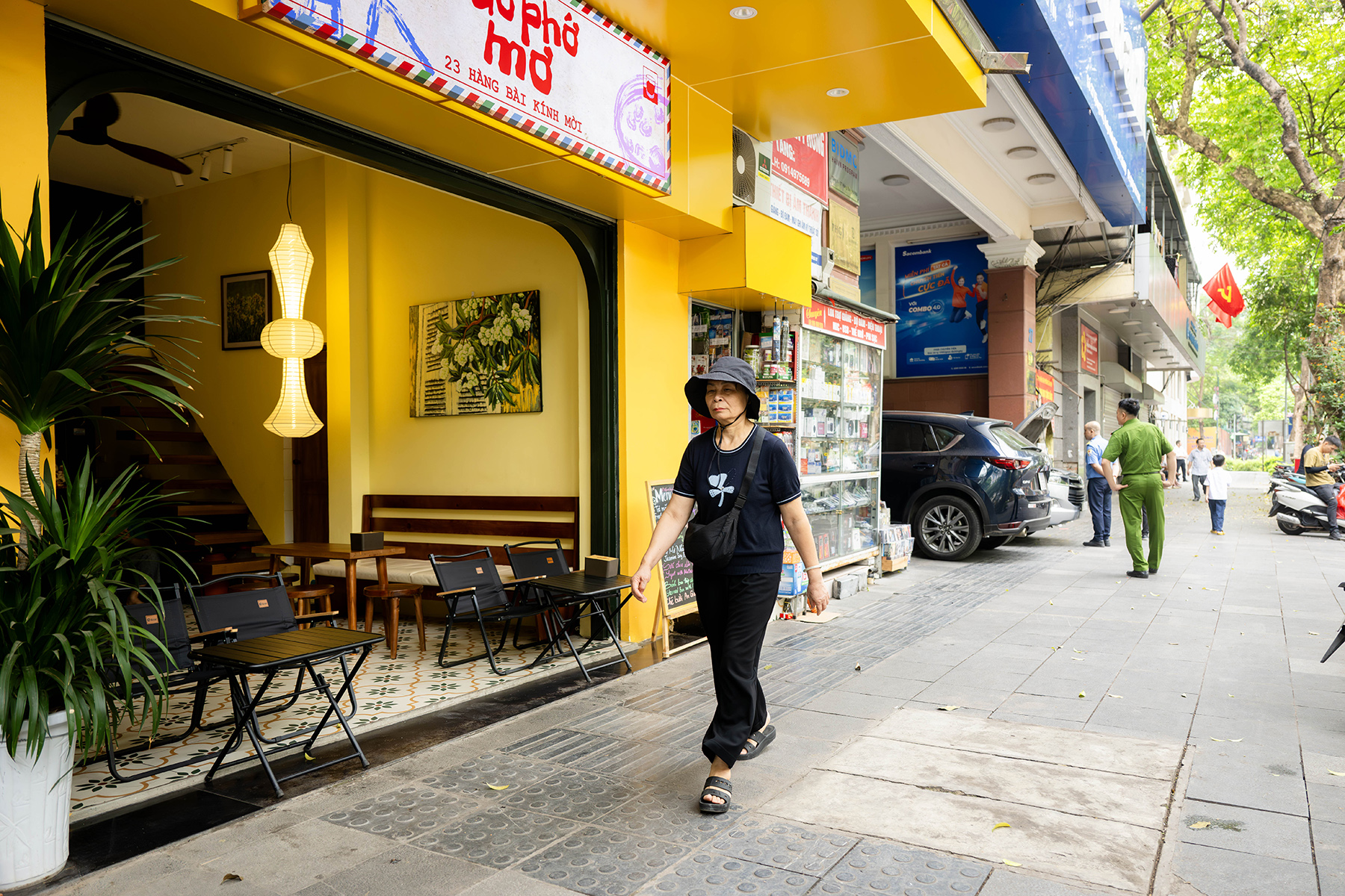 hang quan thu gon ban ghe vao ben trong tra lai khoang via he rong rai nguoi di bo di chuyen de dang khong con canh ngoi tran ra ngoai nhu truoc