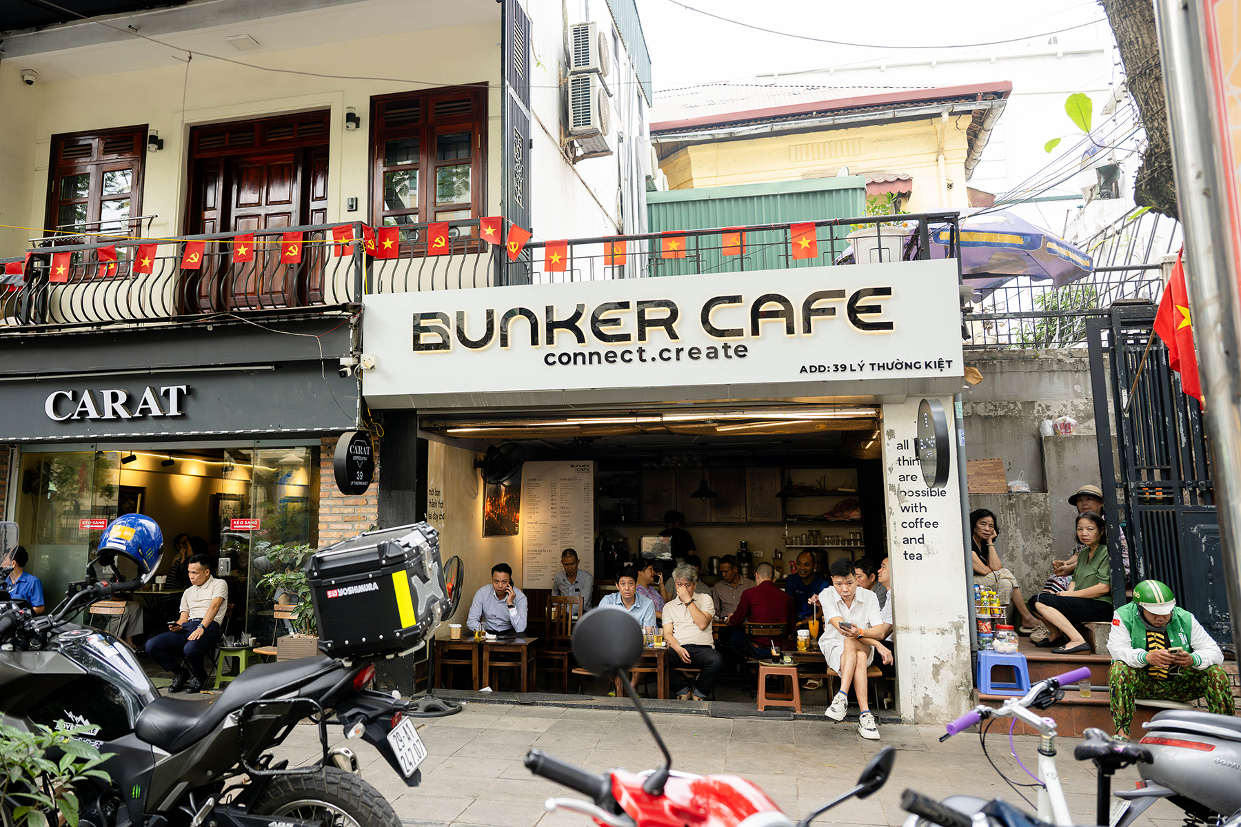 khach ngoi kin ben trong quan khong gian chat hep hon khi ban ghe khong con duoc bay ra via he thoi quen thuong thuc ca phe ngoai pho dan phai thay doi