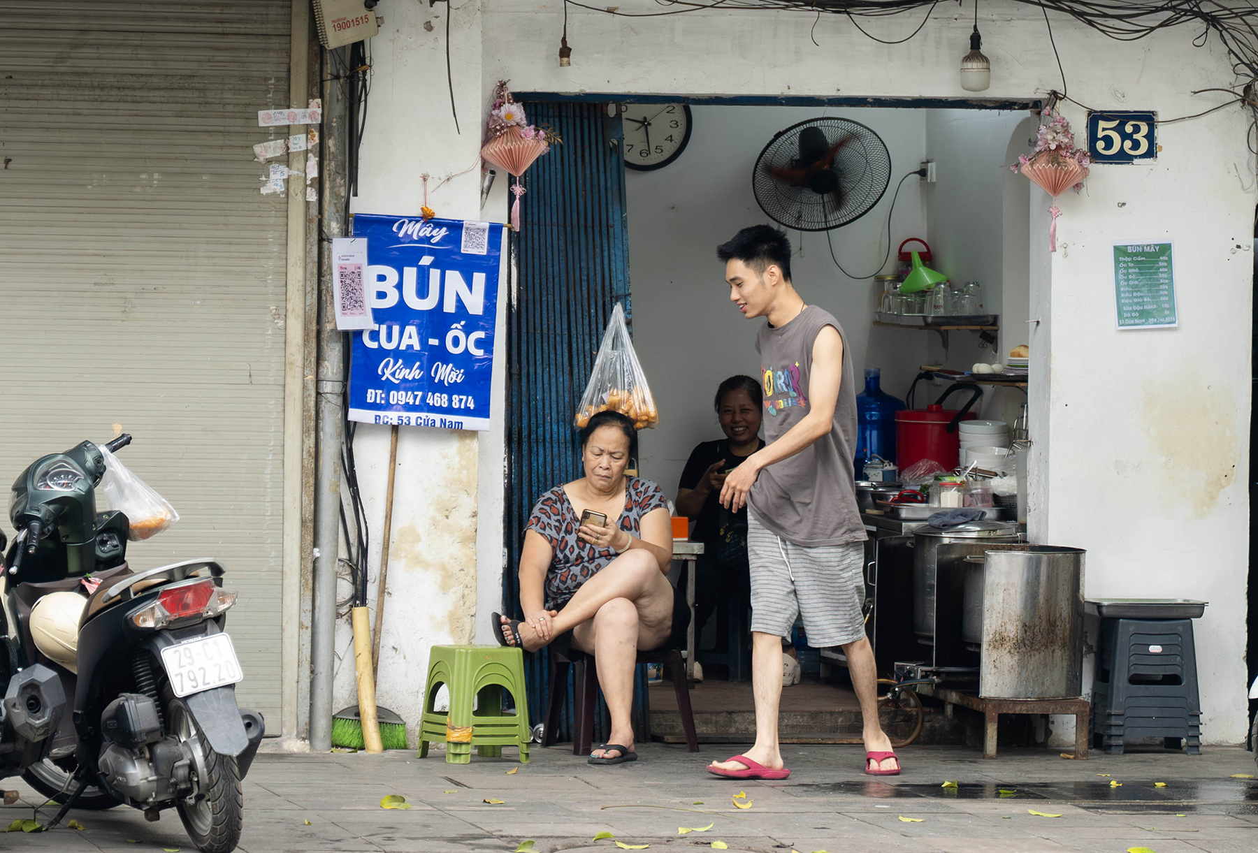 quan bun oc tren pho cua nam thu minh vao ben trong sau khi via he duoc siet chat khong con canh ban ghe tran ra ngoai nhu truoc luong khach cung thua vang hon