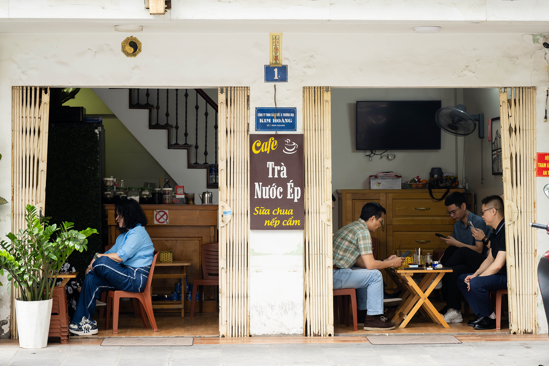 quan ca phe tai so 1 pho dinh ngang buoc phai don khach vao khong gian ben trong chat hep khi khong con duoc su dung via he khong khi vi the cung kem phan thoang dang so voi truoc