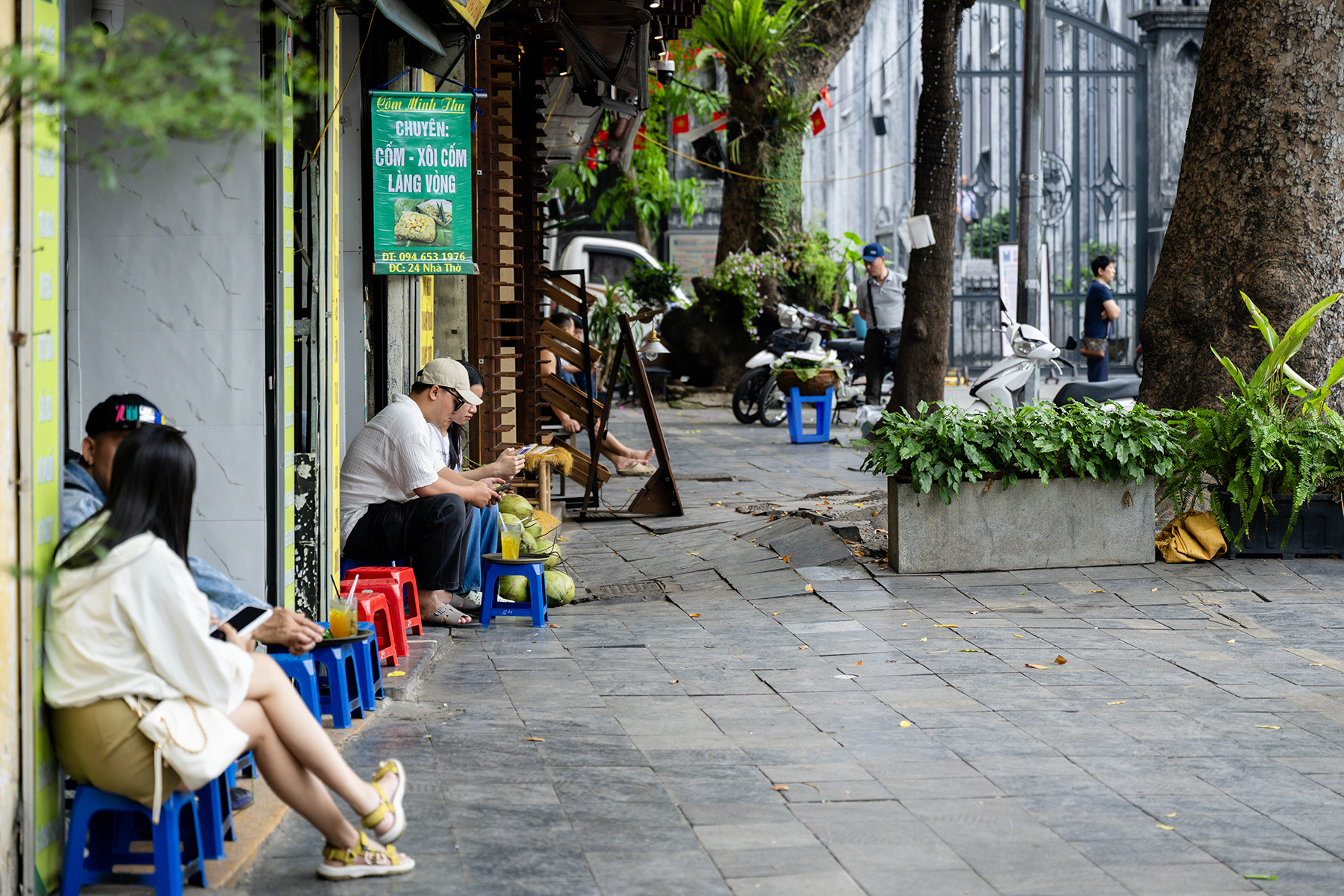 van la tra chanh van la pho co nhung nhip song da doi khac khong con canh khach ngoi ken kin via he su ngan nap moi vo tinh tao ra mot khoang trong tram lang giua long thu do