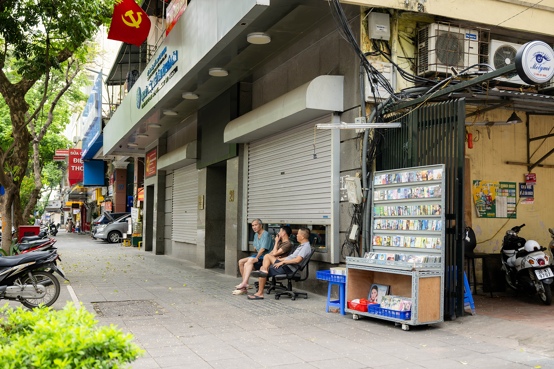 via he rong thenh thang thua vang nguoi qua lai vai nguoi dan ngoi nghi truoc nhung cua hang dong kin tao nen khung canh yen ang hiem thay giua khu pho trung tam