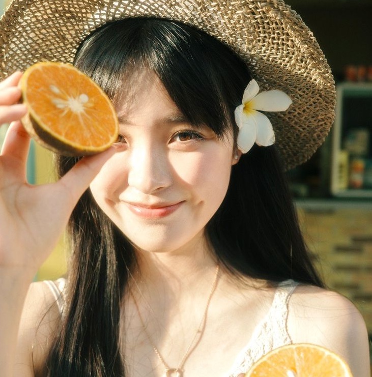 nu nhan vien van phong cap cuu vi dau lung du doi sau khi uong vien sui bo sung vitamin c anh3