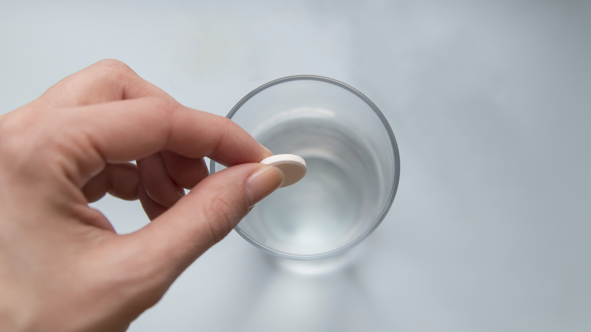 nu nhan vien van phong cap cuu vi dau lung du doi sau khi uong vien sui bo sung vitamin c anh4