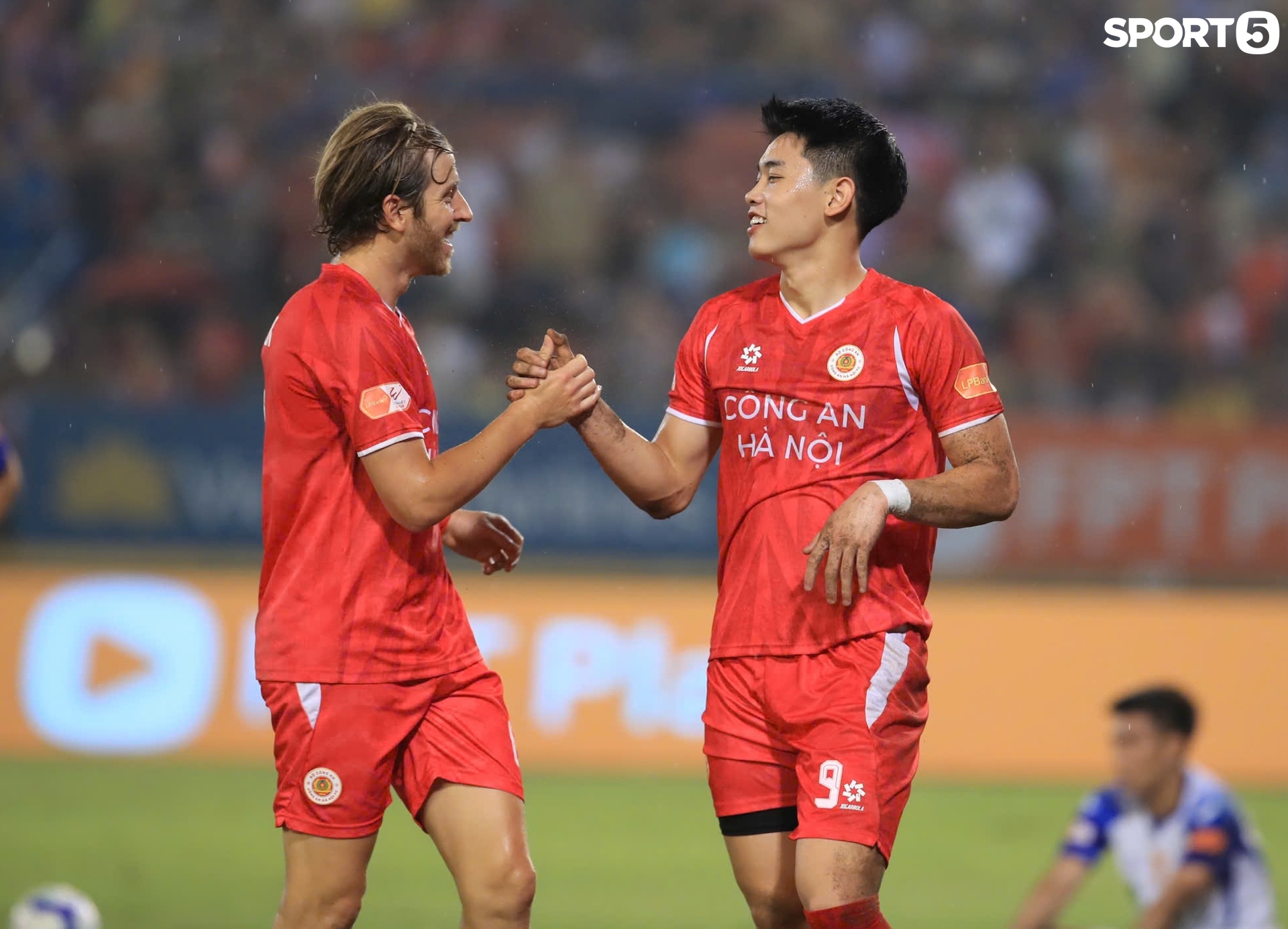 621038251152190724 40004