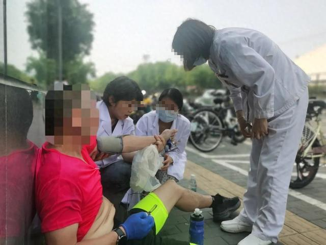 nam thanh nien 25 tuoi nga quy 3 lan khi chay bo anh1