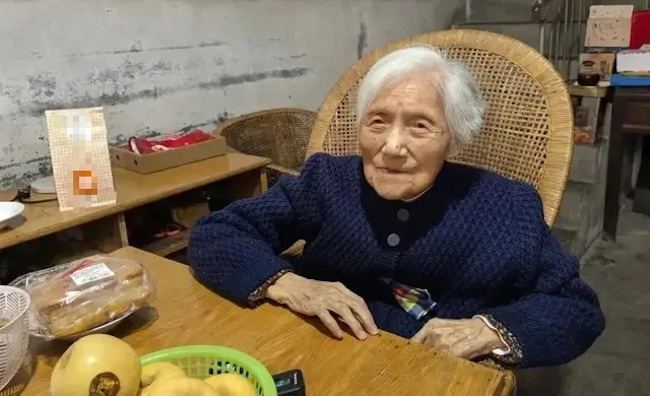 cu ba 106 tuoi van khoe manh minh man va co lan da rang ro nho 3 khong anh2