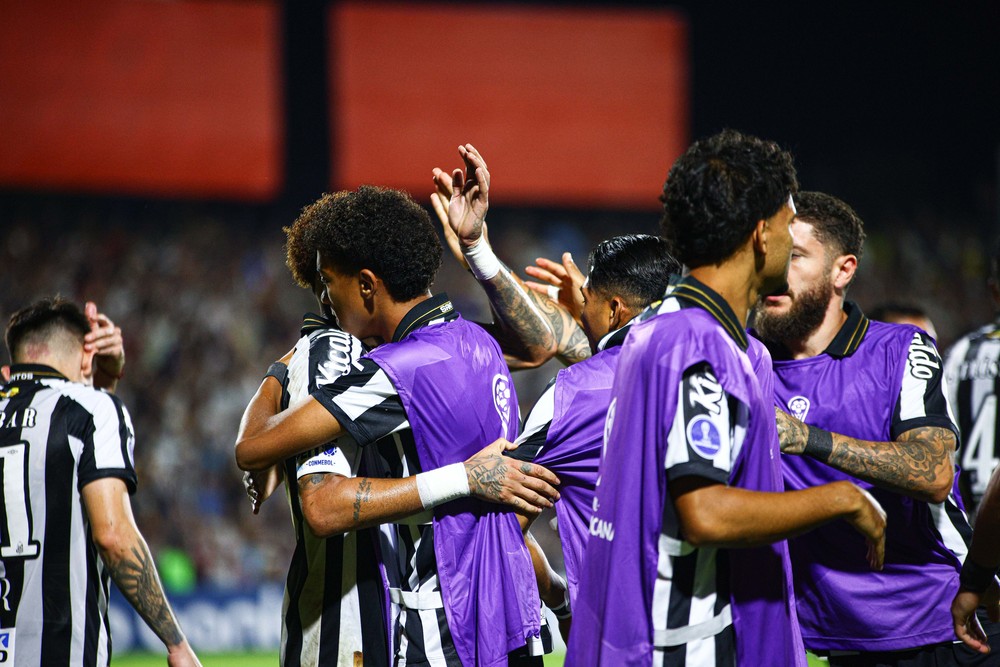 neymar abraca robinho jr 17781167707901753657332