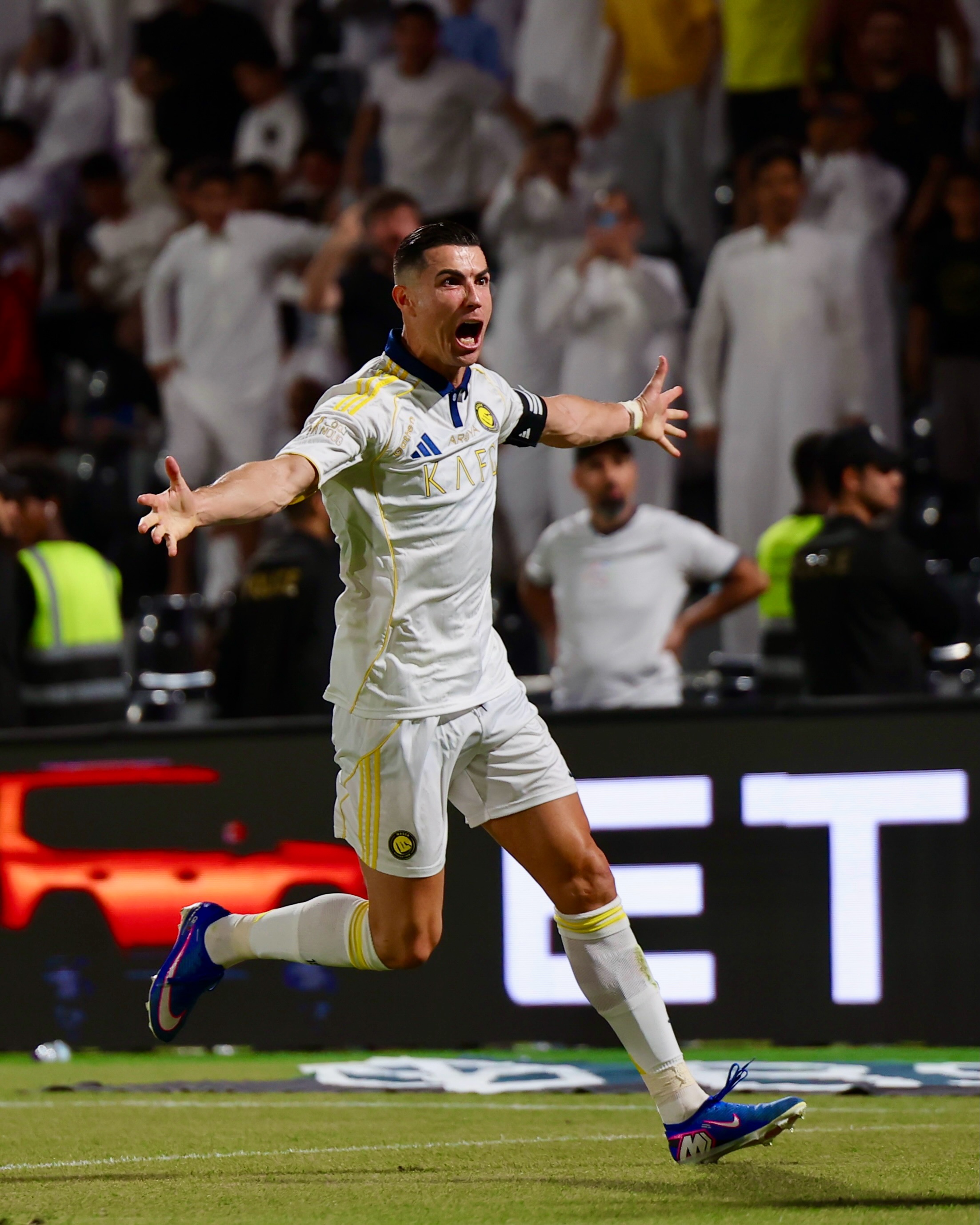 Ronaldo tạo cột mốc lịch sử nhưng vẫn 