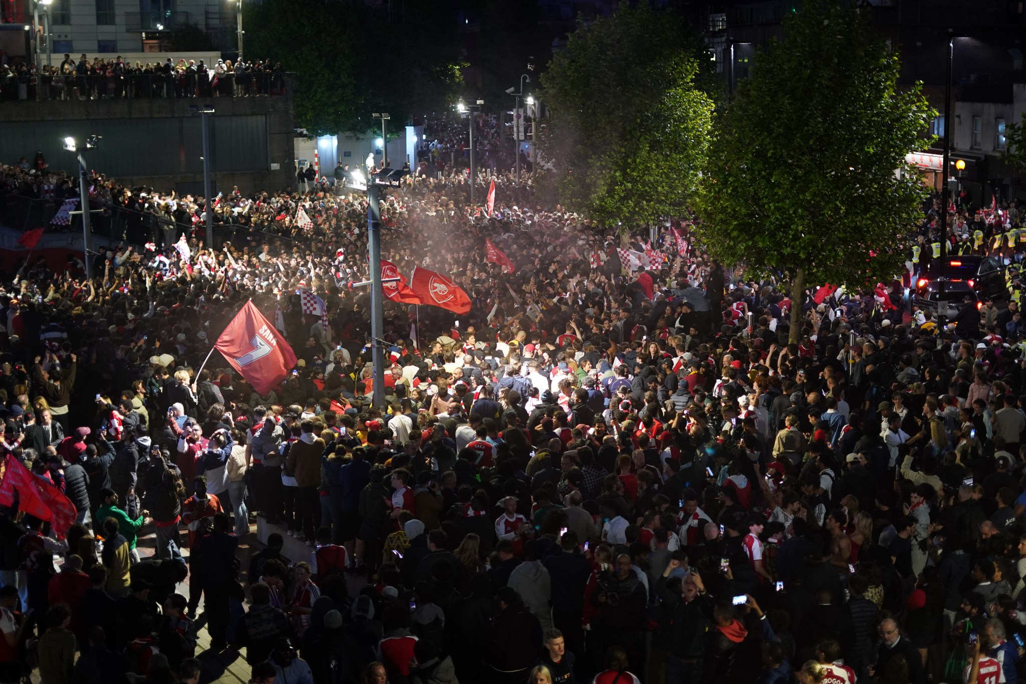 arsenal supporters gather arsenal stadium 1082239860 17792340086471651372918