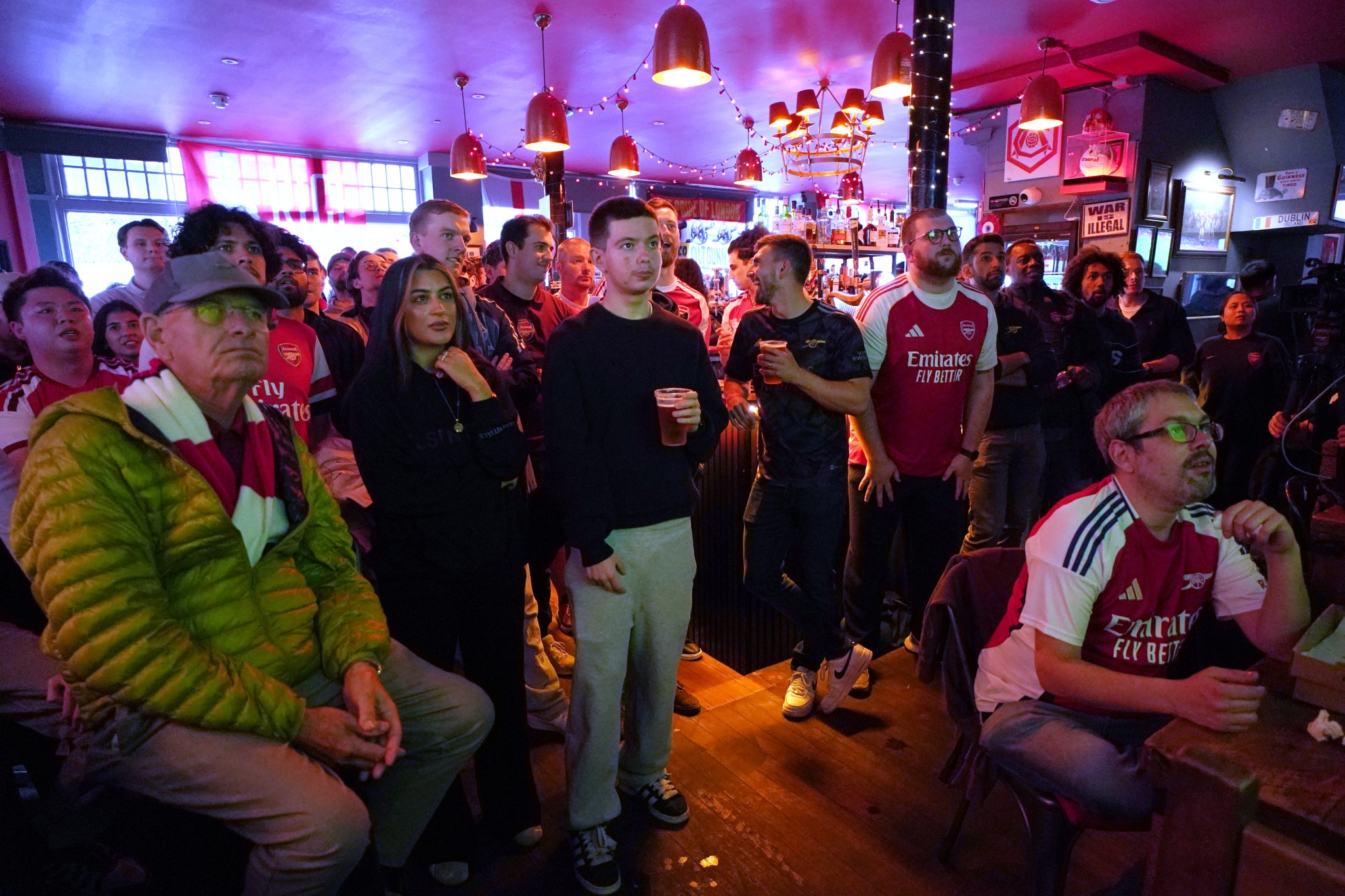 arsenal supporters watch premier league 1082216276 1779234026321574213945