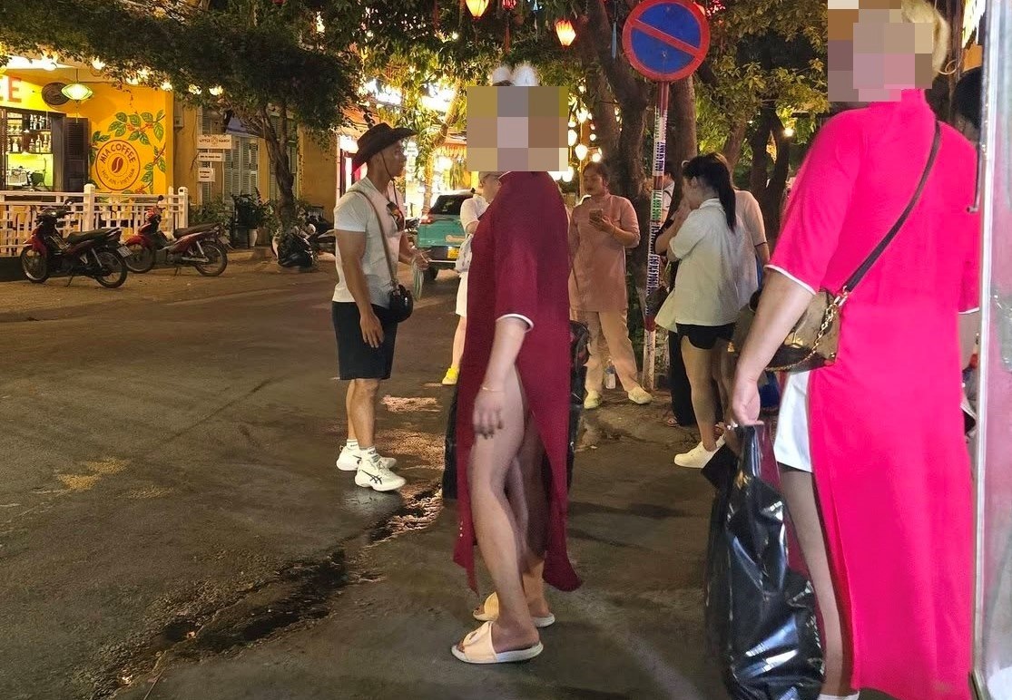 Xác minh vụ du khách nước ngoài mặc áo dài phối bikini gây bức xúc ở Hội An