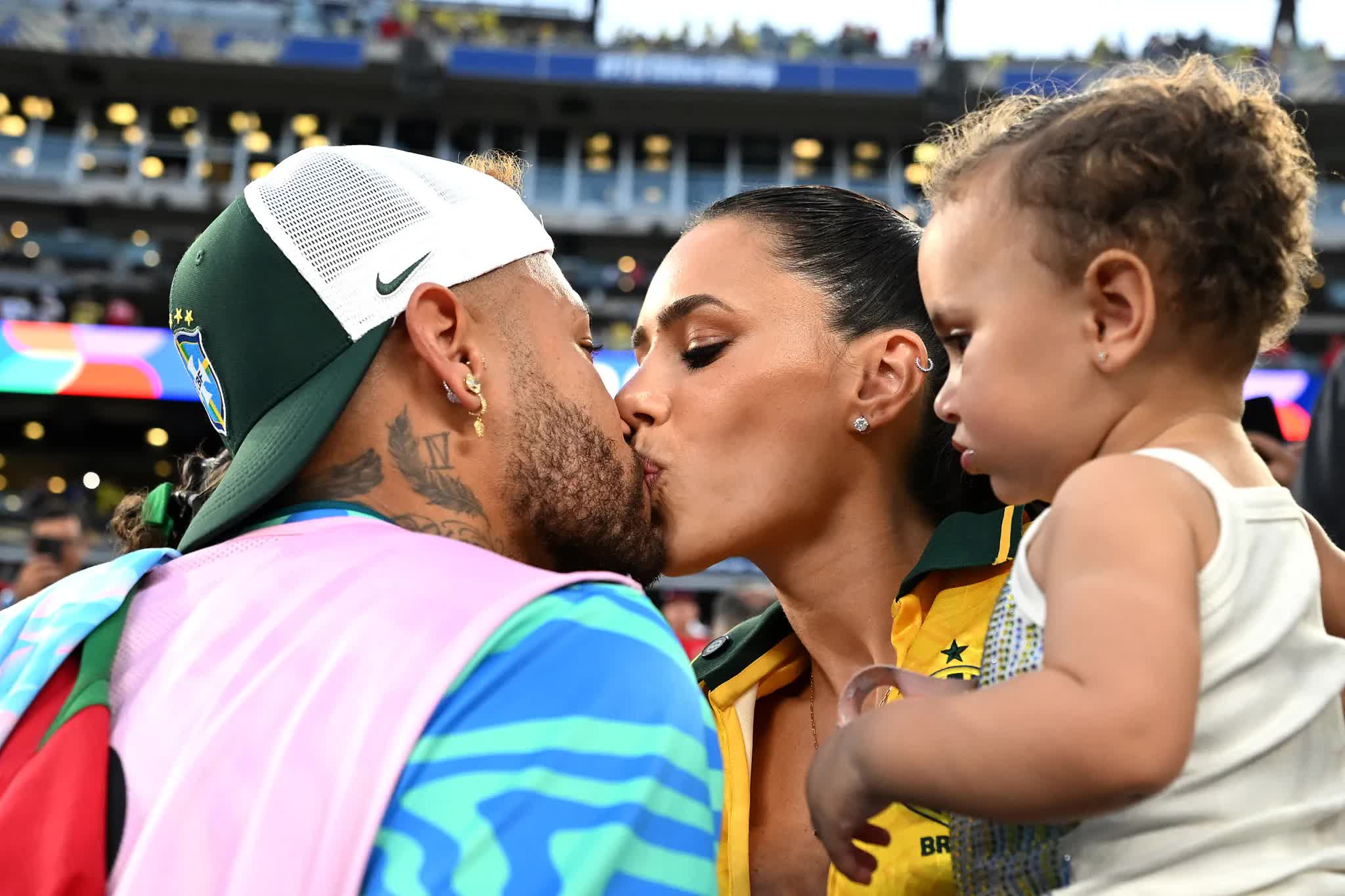 neymar jr 10 brazil kisses 1088198727 17814807536851553257692