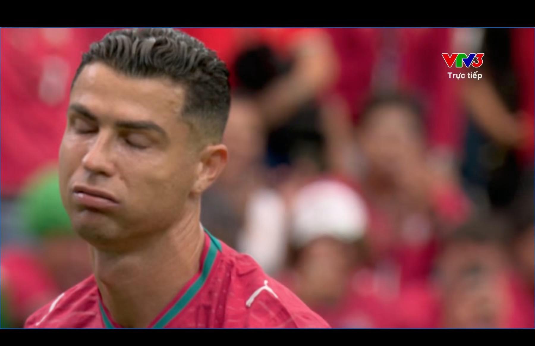 Ronaldo cay đắng rời sân trong tiếng hô vang 