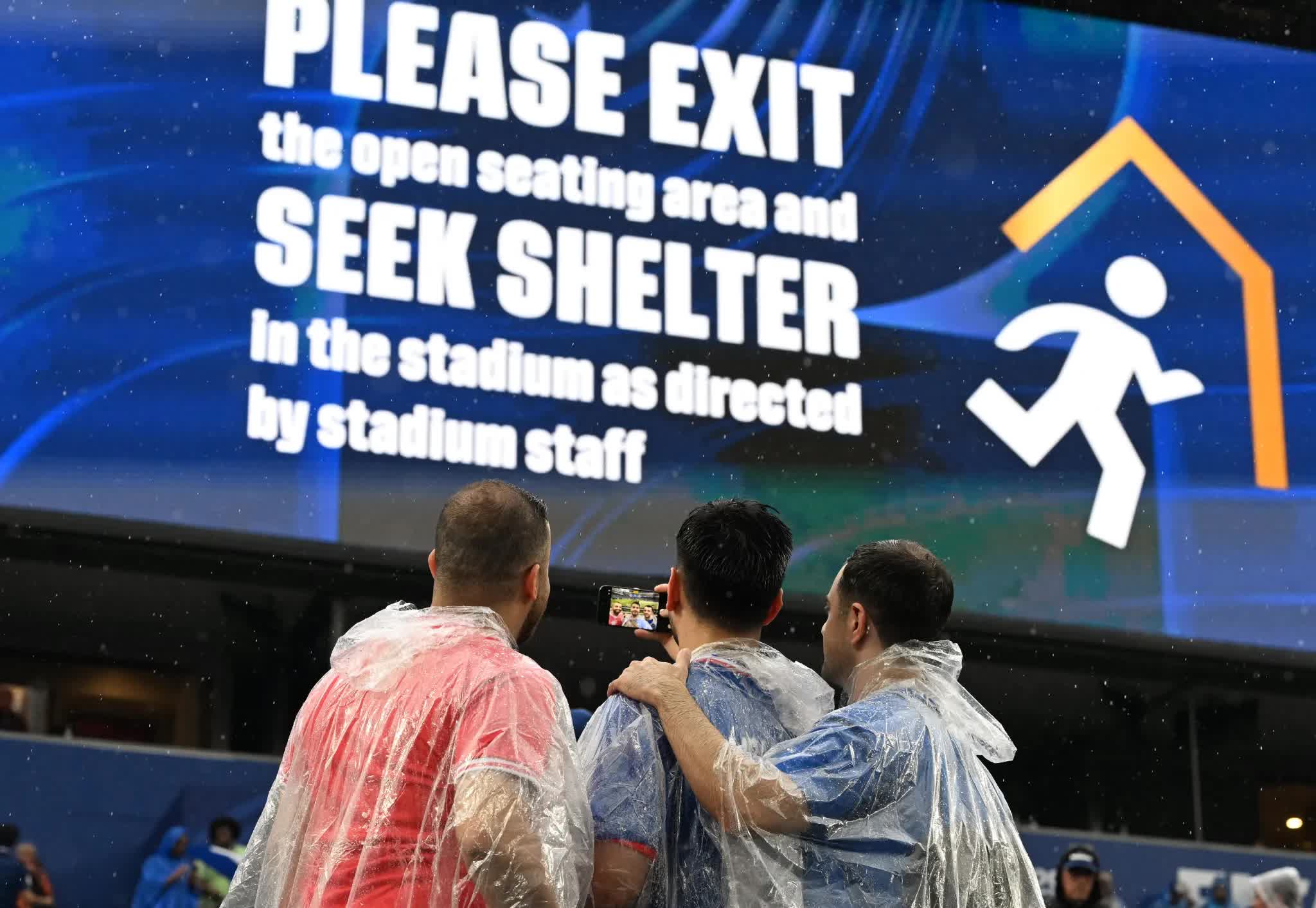 fans take selfie front screen 1090661274 17823113348071311032132