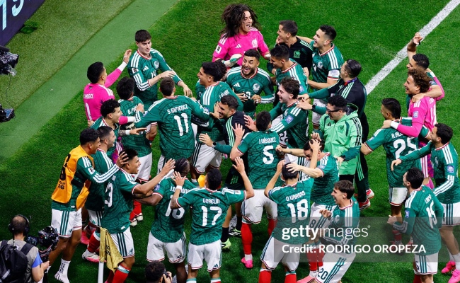Mexico làm nên lịch sử khi hạ Ecuador 2-0 để hiên ngang vào vòng 1/8, thêm 1 tấm thẻ đỏ vì che miệng nói chuyện ở World Cup 2026