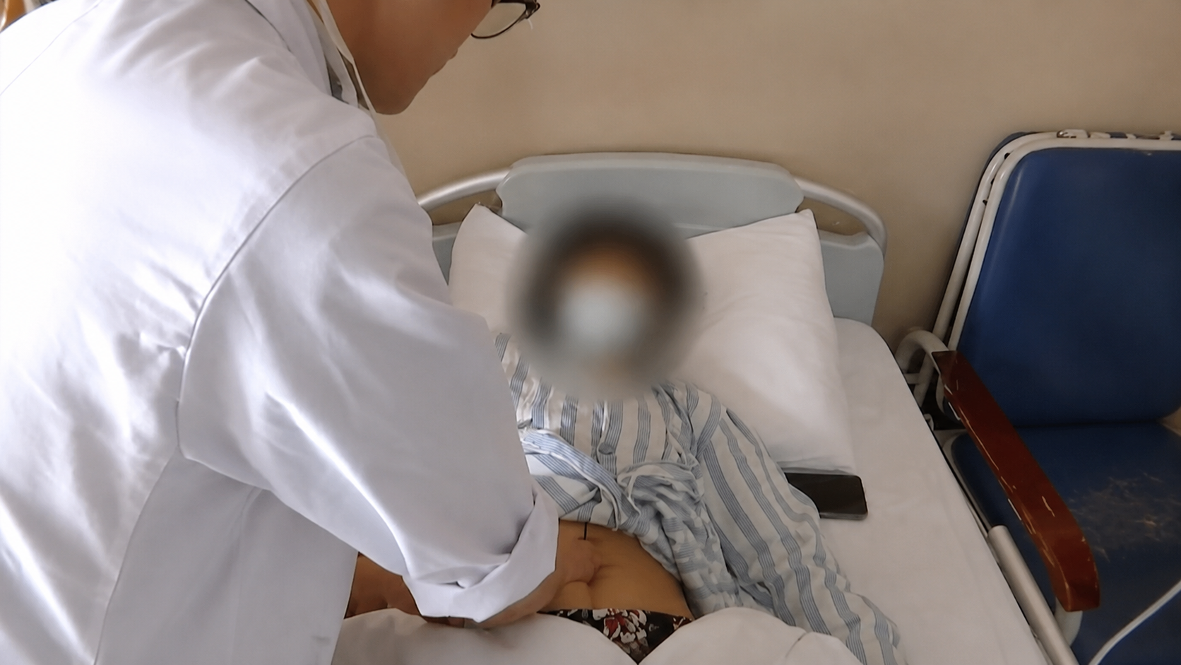 co gai tuoi 20 nhiem trung toan than nguy kich chi vi luoi uong nuoc anh3