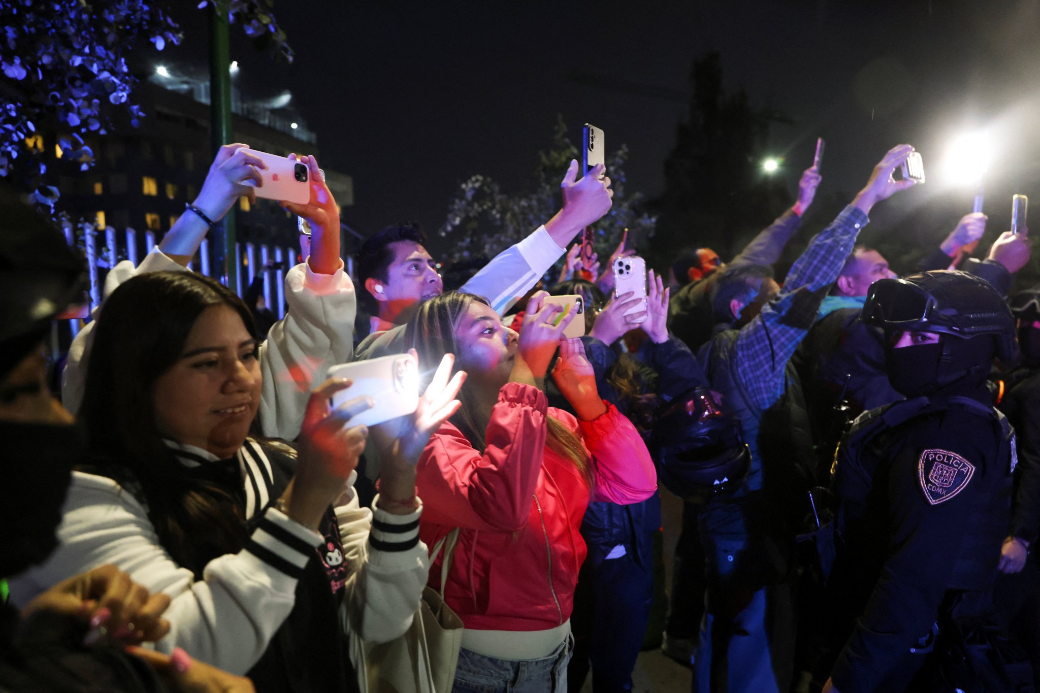 2026 people take pictures cell 1092961107 17831487353191607945143