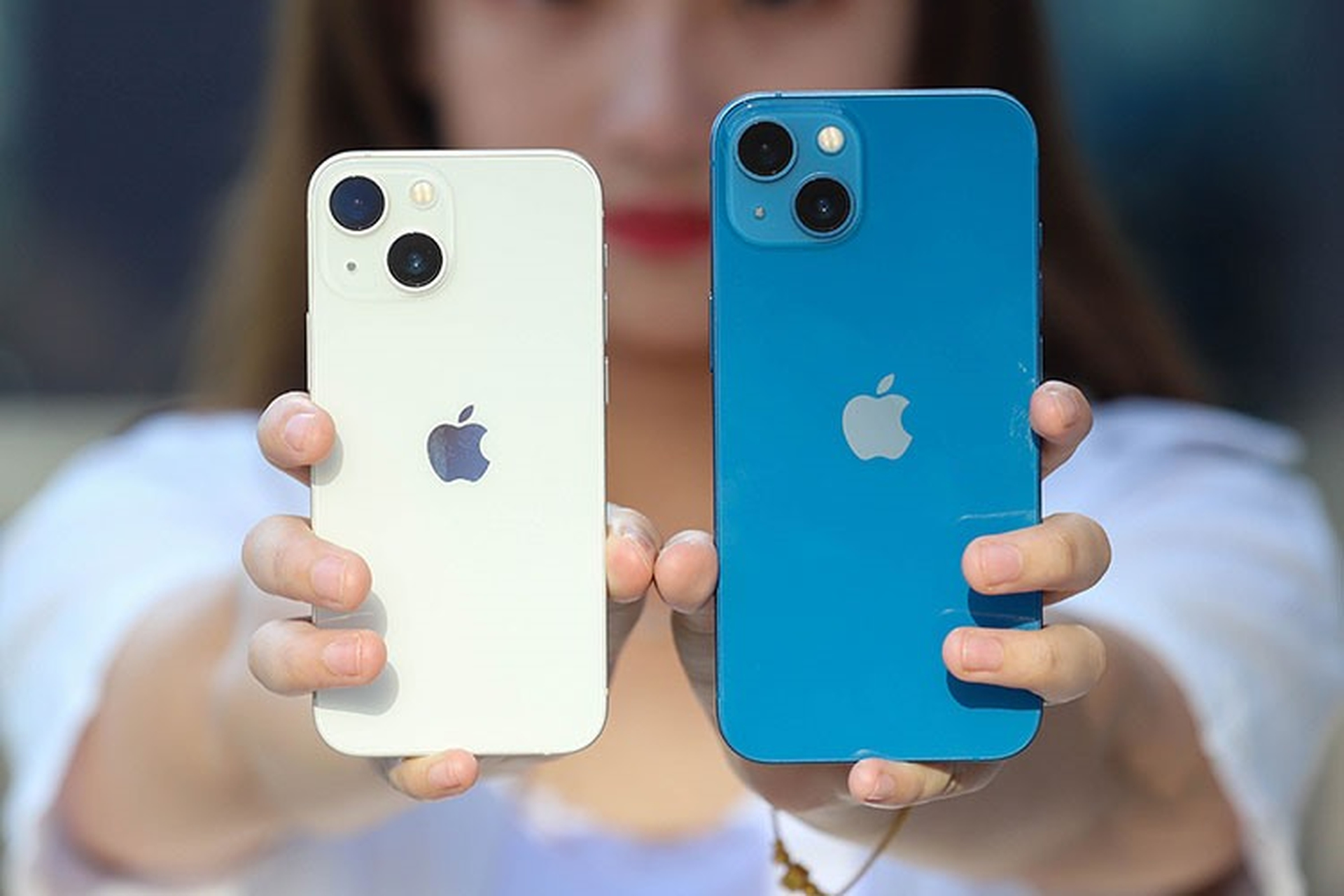 2021922637679474421345474iphone 13 va iphone 13 mini 1744330085861 17443300859811848613524jpg