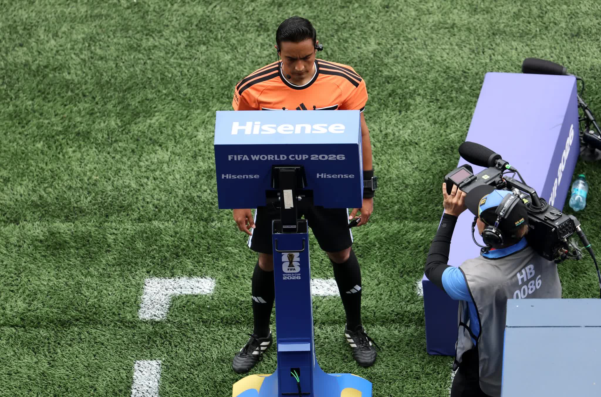 referee said martinez checks monitor 1092468661 1783634297478768644129