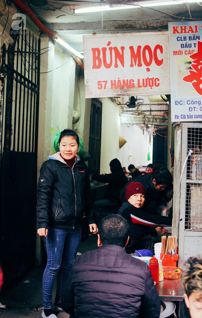 quan bun moc hon 30 nam tuoi gia sieu binh dan du o giua pho co ha noi ivivu 1