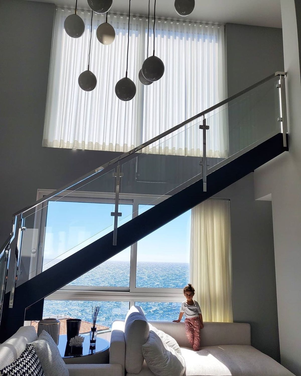 0inside lavish mansion cristian 1