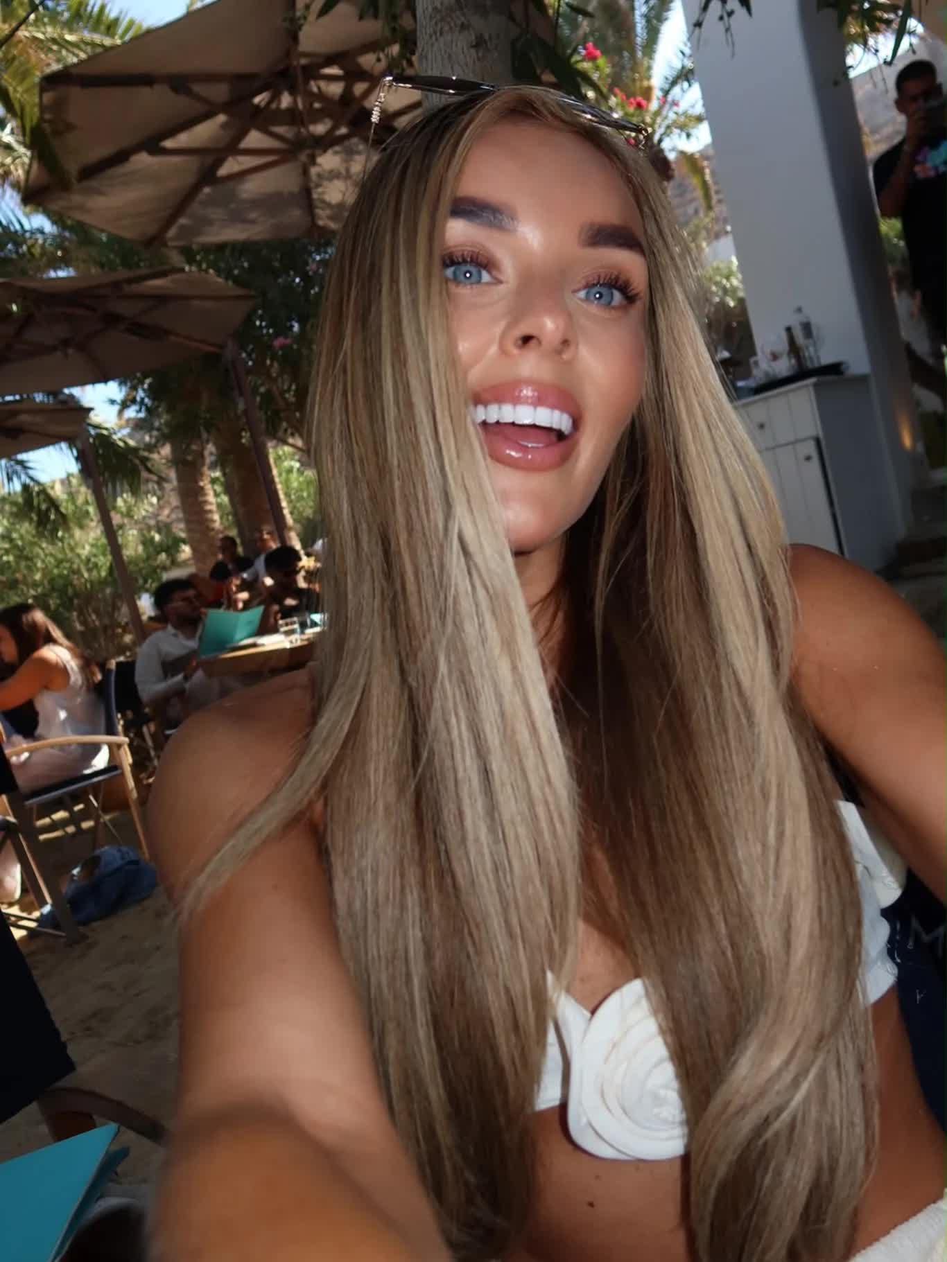dean henderson holidays bikini clad 1097729613 1785110237566124657666