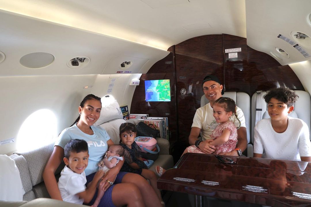 cristiano ronaldo kicks off family vacation onboard his 72m cg mare azimut yacht3