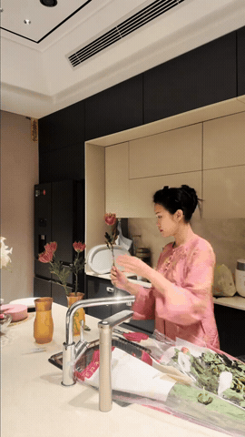 Thức tới 3 rưỡi s&aacute;ng ăn mừng v&ocirc; địch c&ugrave;ng Văn Hậu, s&aacute;ng sớm Do&atilde;n Hải My vẫn tự tay chuẩn bị m&acirc;m c&uacute;ng Rằm th&aacute;ng 7, netizen chấm 10 điểm đảm đang - Ảnh 4.
