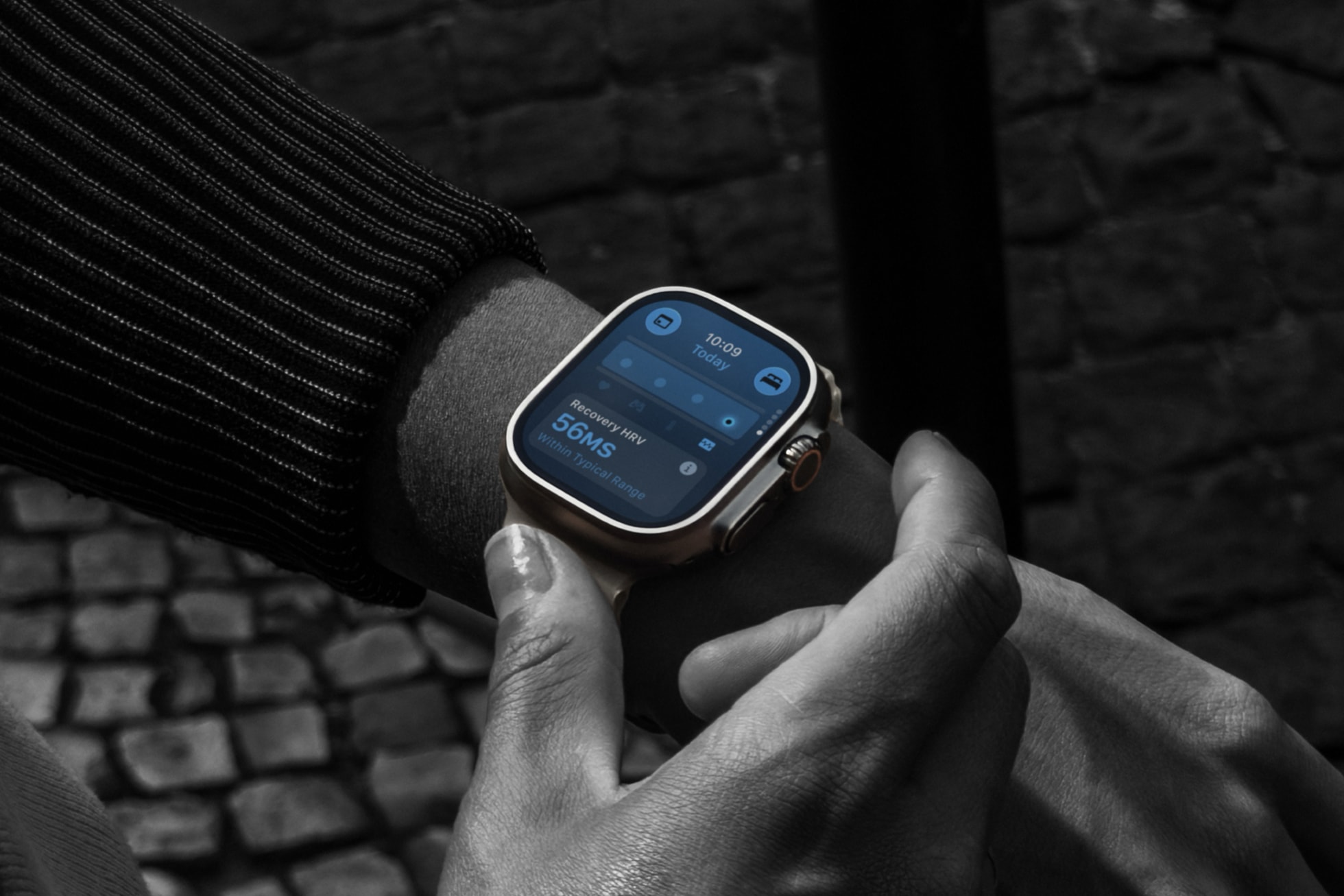 apple watch ultra 4 lifestyle 06 260909bigjpglarge2x
