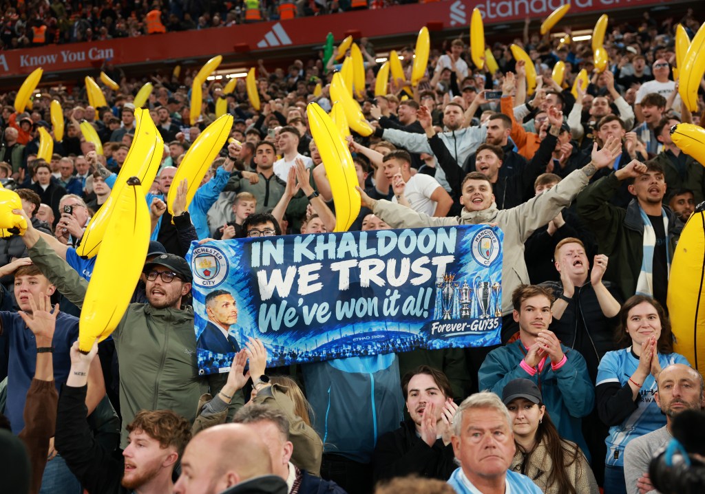 manchester city fans hold inflatable 11150290182c2cc6 1792110193664738381091