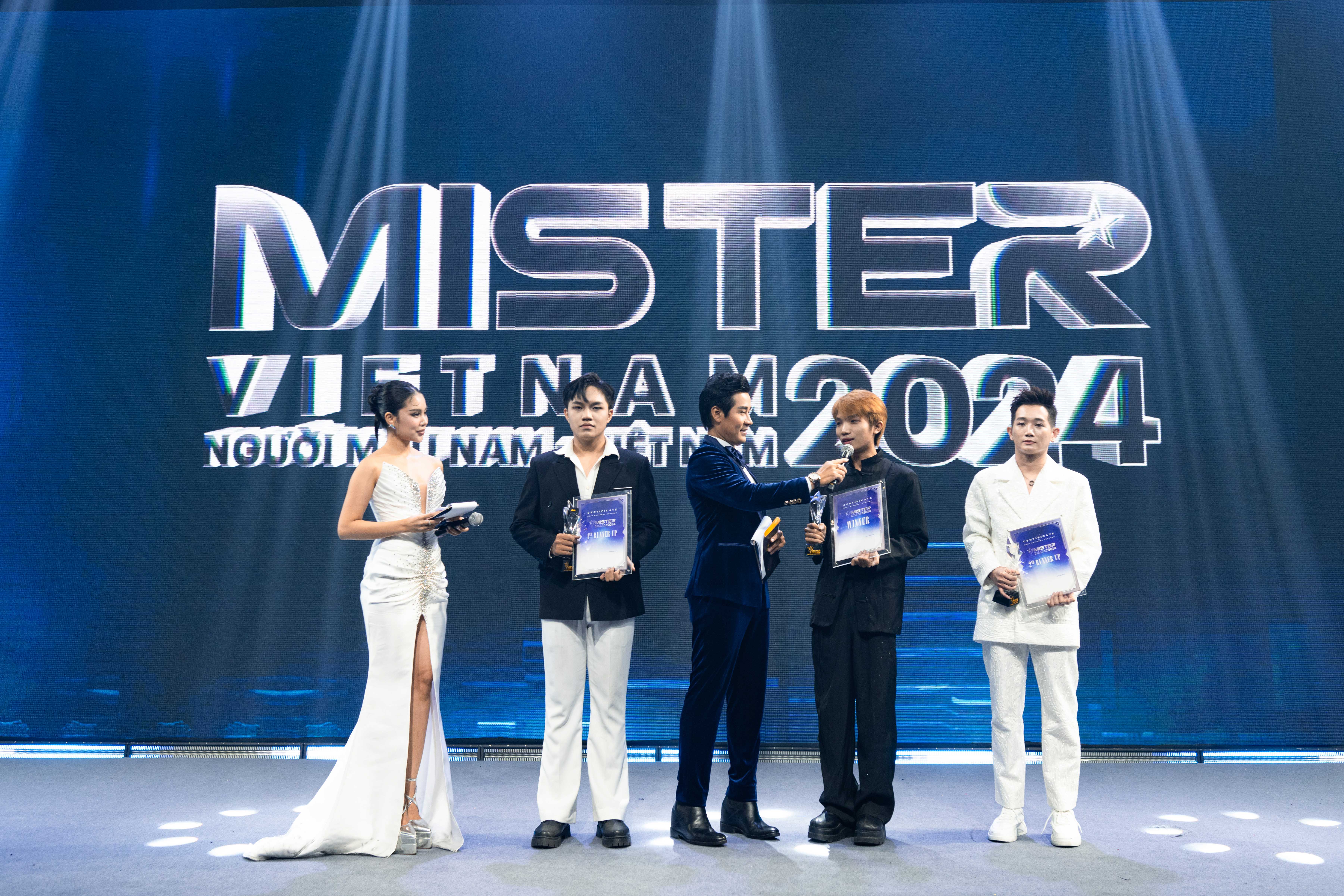 top 3 nha thiet ke trang phuc dan toc tu trai sang ntk khac hoang 1st runner up tac pham san bat mat troi nha thiet ke bui hoai duy winner tac pham son than nha thiet ke huynh huan 2nd runner tac pham d