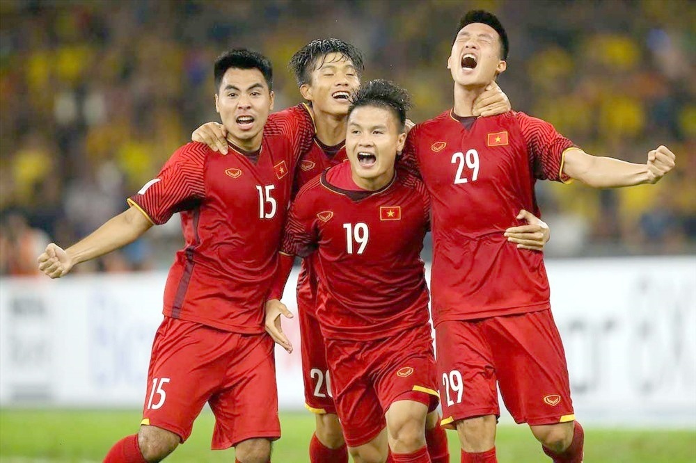 Cầu thủ đầu tiên của Việt Nam 3 lần nhận Huân chương lao động: Lương cao nhất nhì V-League, nhận 'lót tay' lên đến 10 tỷ đồng