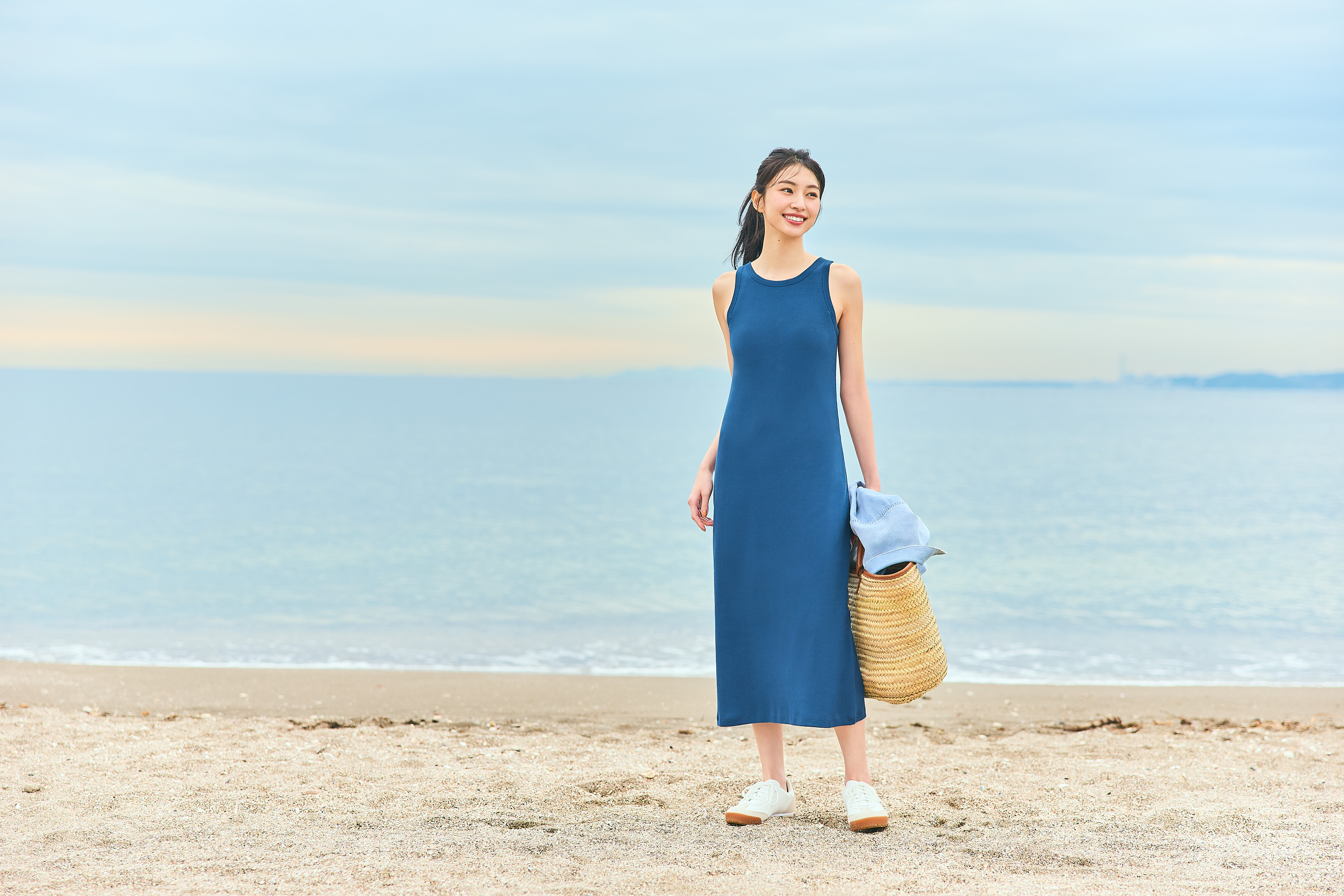 hai thiet ke hua hen tro thanh su lua chon yeu thich cua phai nu do la dam bra top kieu vai gan min mang om dang va dam bra top vai crepe jersey voi do ru ben ngoai tron min ben trong tao cam giac thoai 1