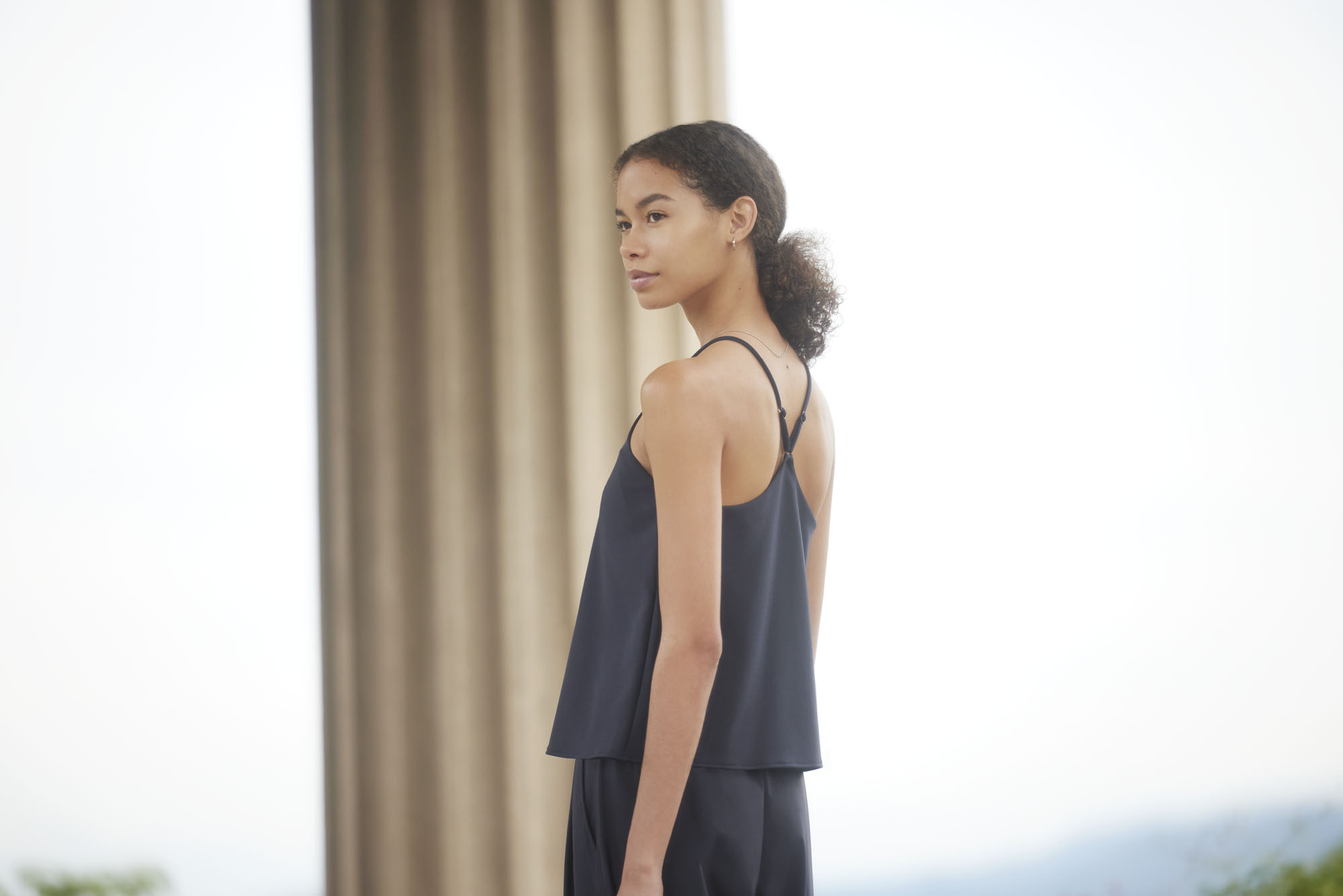 nam 2025 uniqlo cap nhat them cac thiet ke ao bra top da dang nhu airism ao thun bra top vai cotton khoet lung ao bra top co yem ho lung ao bra top hai day vai crepe jersey nham dap ung nhu cau thoi trang cu